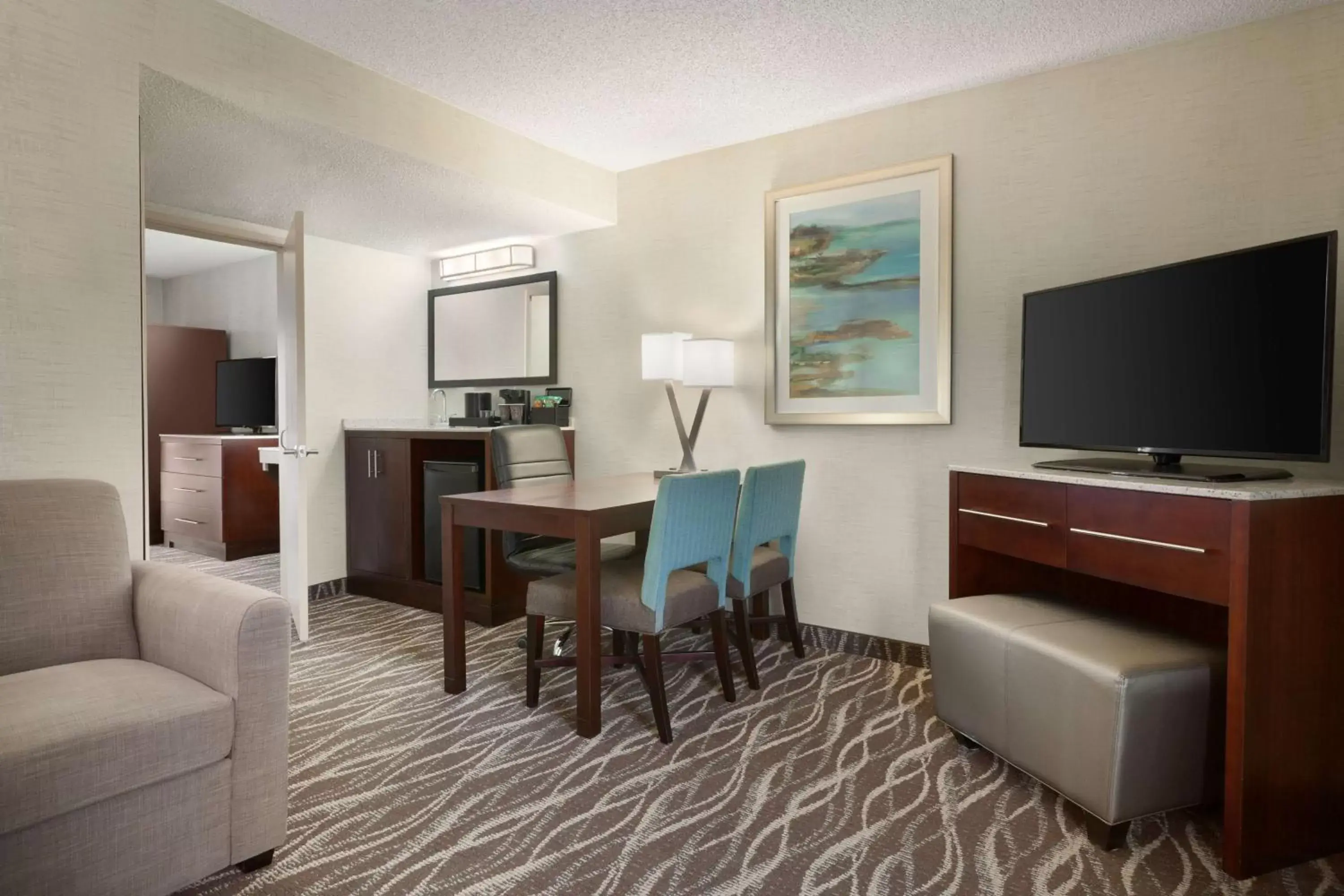 Bedroom, TV/Entertainment Center in Embassy Suites by Hilton Lompoc Central Coast