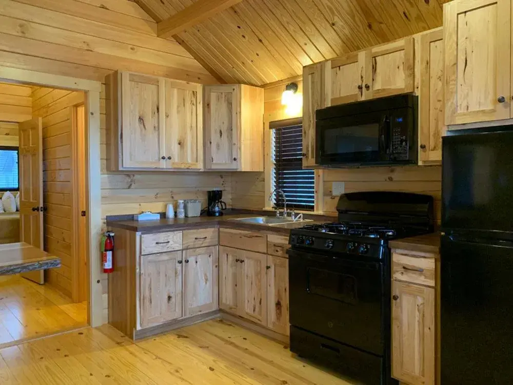 Kitchen/Kitchenette in Waterfront Inn Mackinaw City