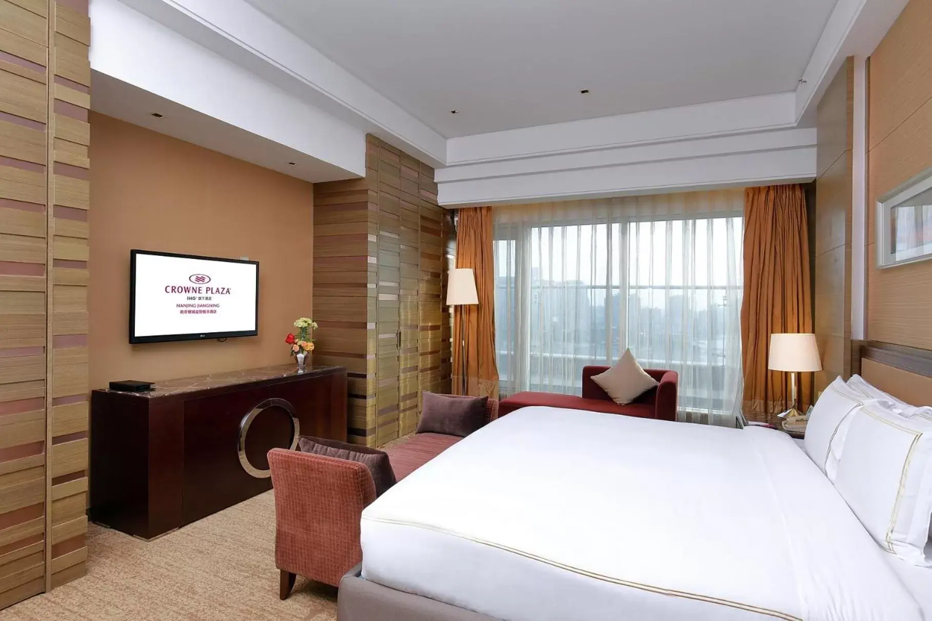 Bed in Crowne Plaza Nanjing Jiangning, an IHG Hotel