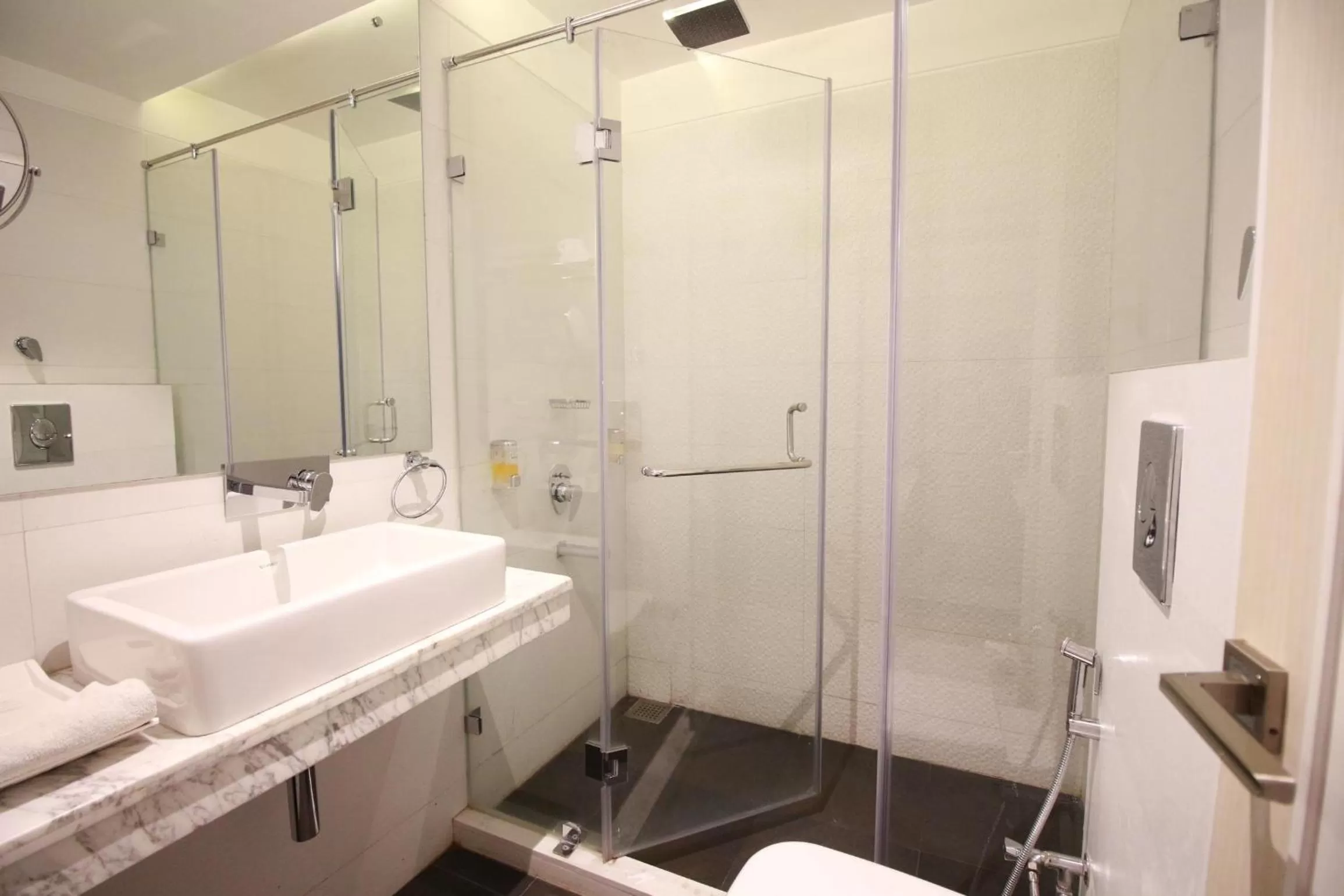 Bathroom in Hotel Emerald