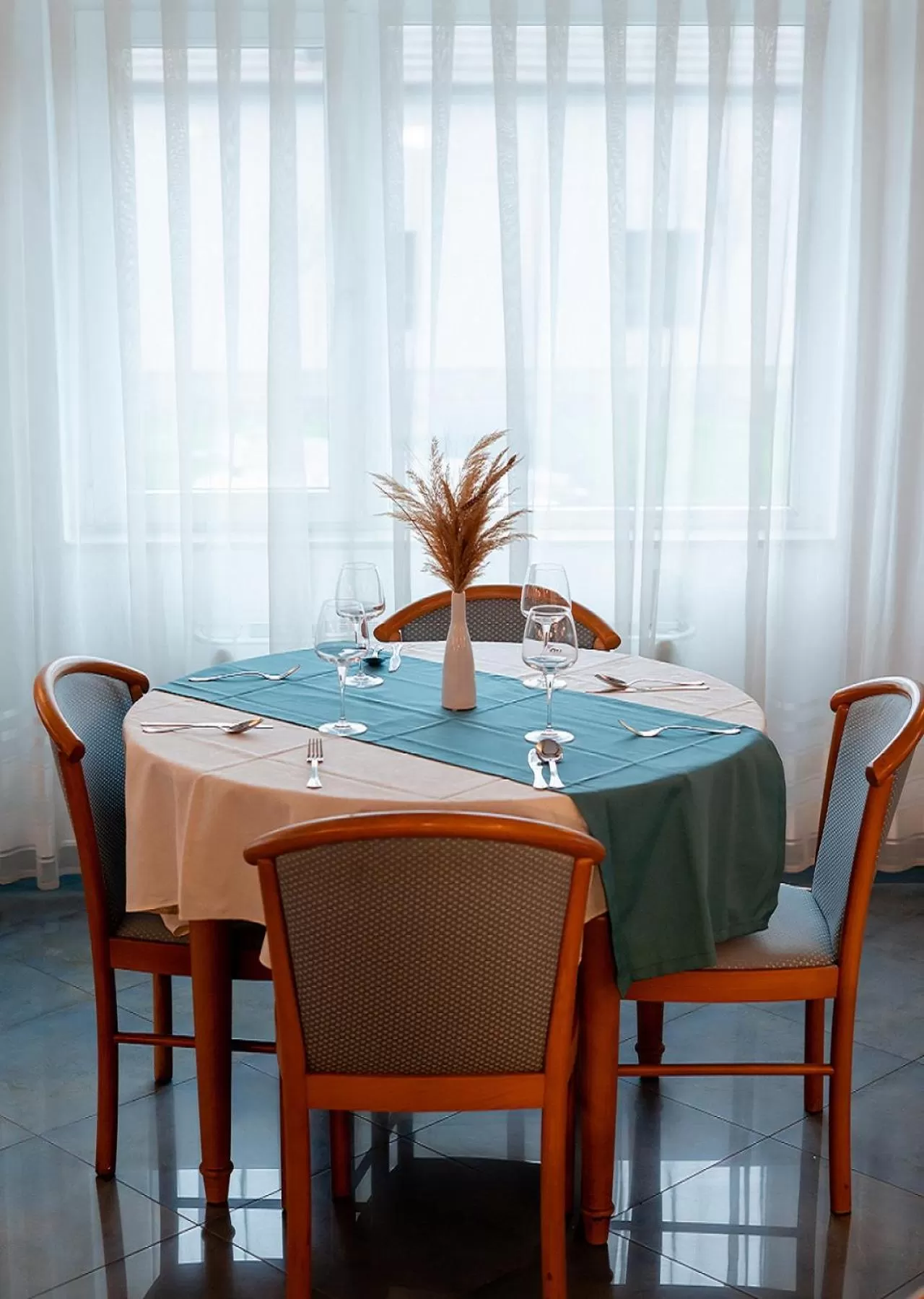 Restaurant/places to eat in Hotel Excelsior By TimHotels