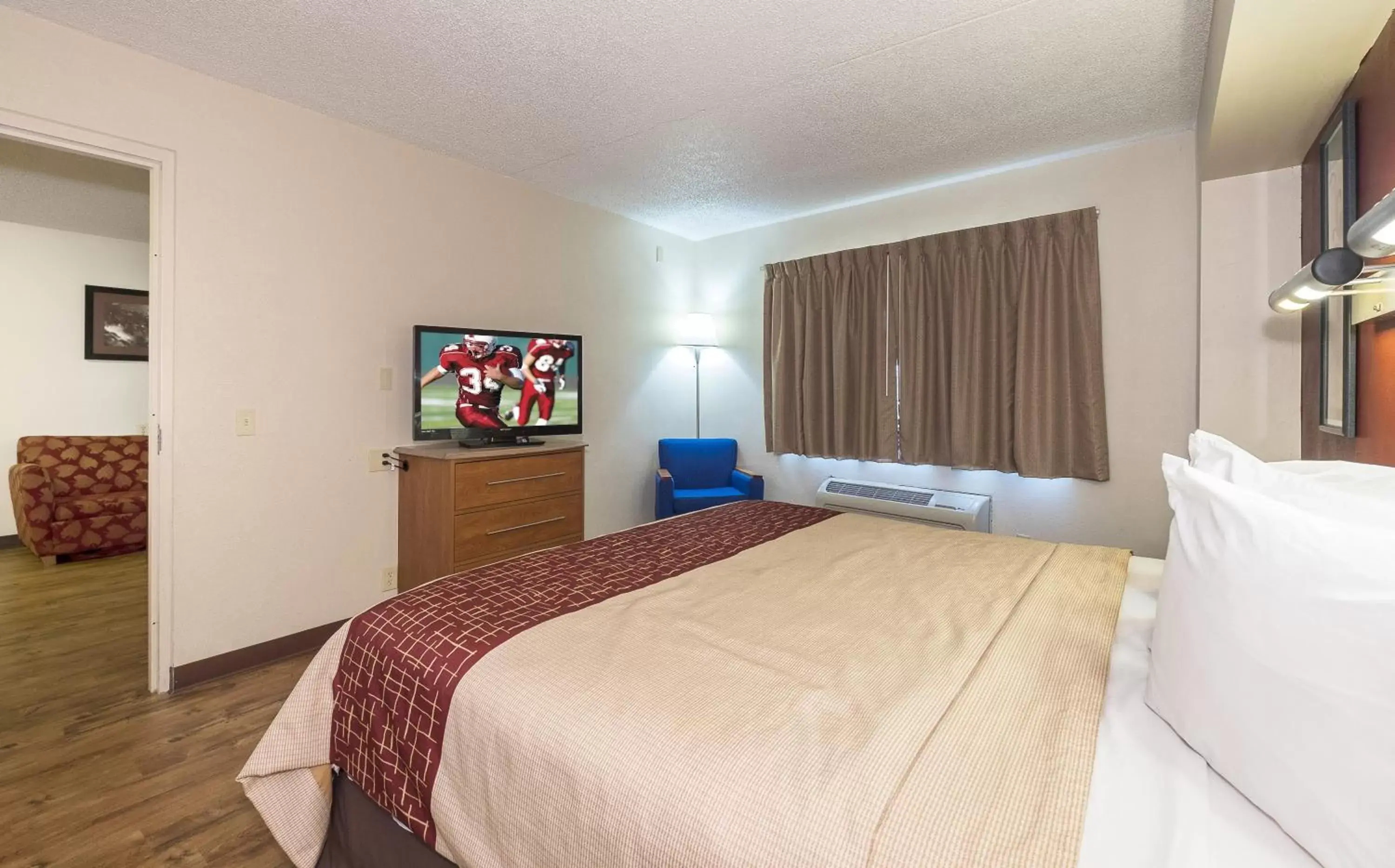 Photo of the whole room, Bed in Red Roof Inn & Suites Cleveland - Elyria