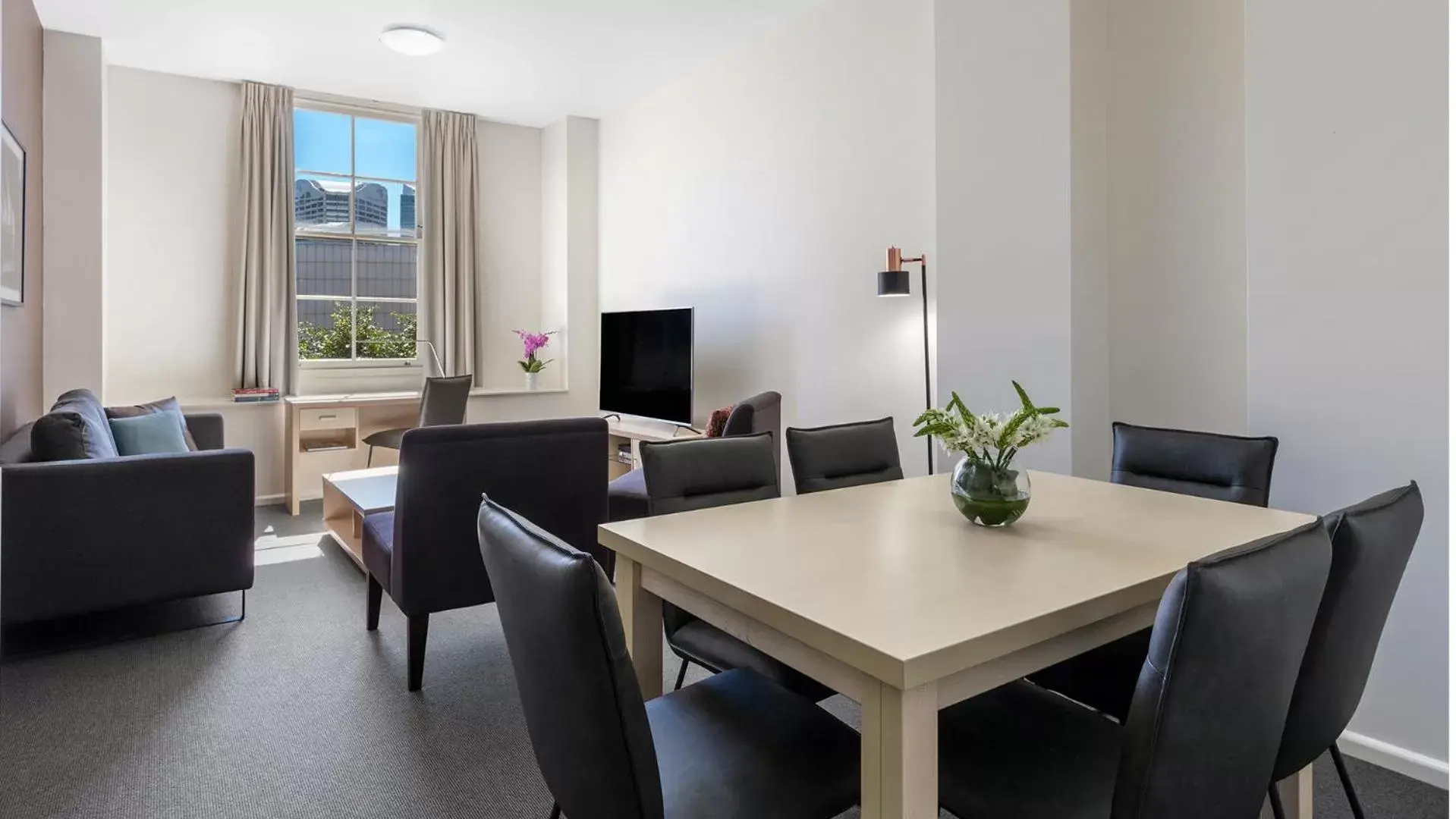 Two-Bedroom Apartment with Two Bathrooms in Oaks Sydney Goldsbrough Suites