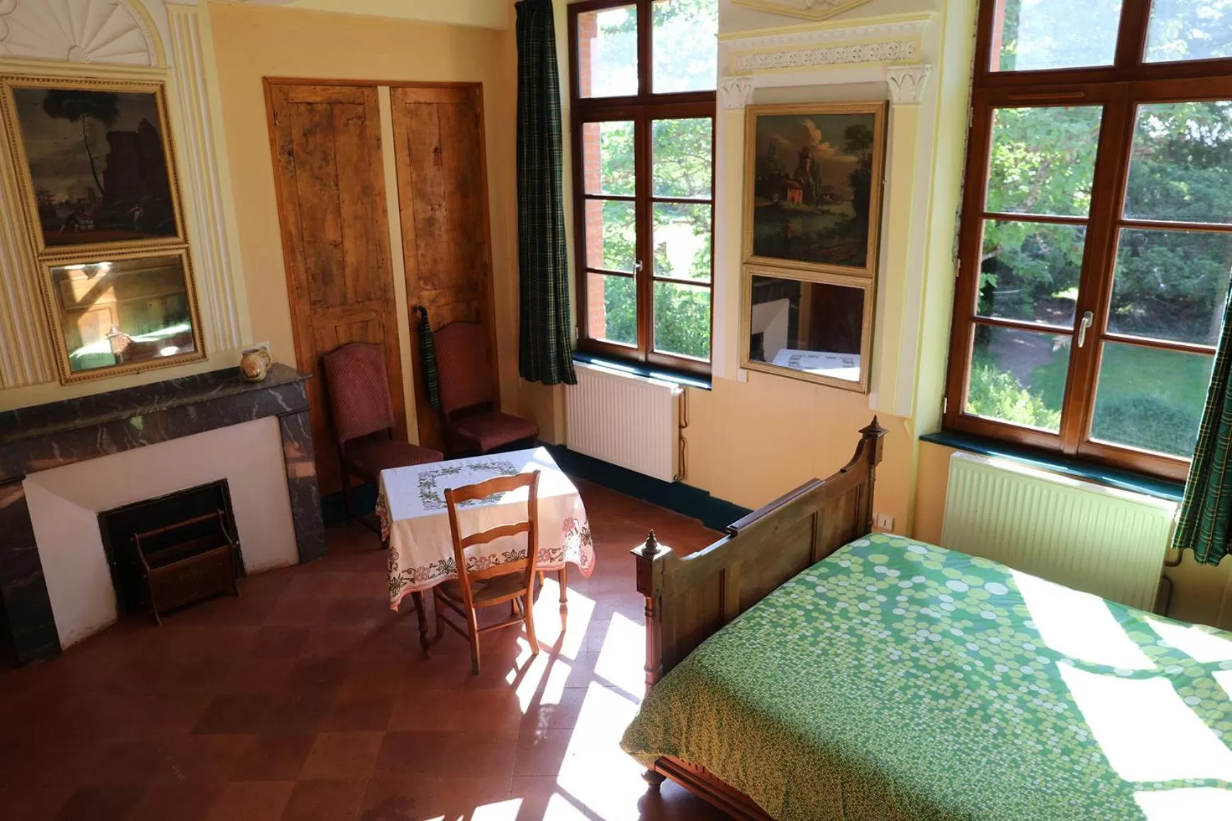Seating area, Bed in La Maison du Saula