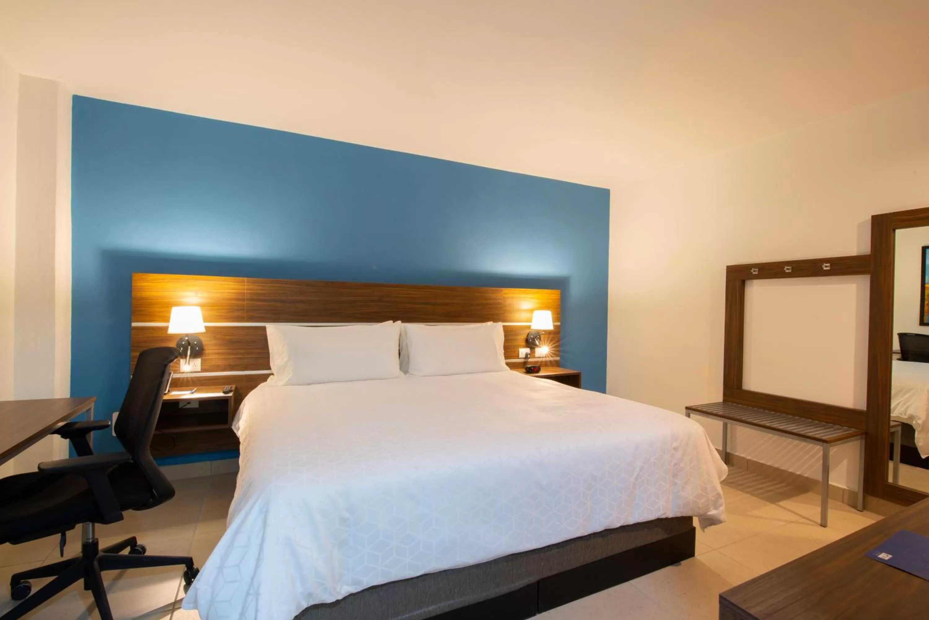 Photo of the whole room, Bed in Holiday Inn Express Merida Centro by IHG