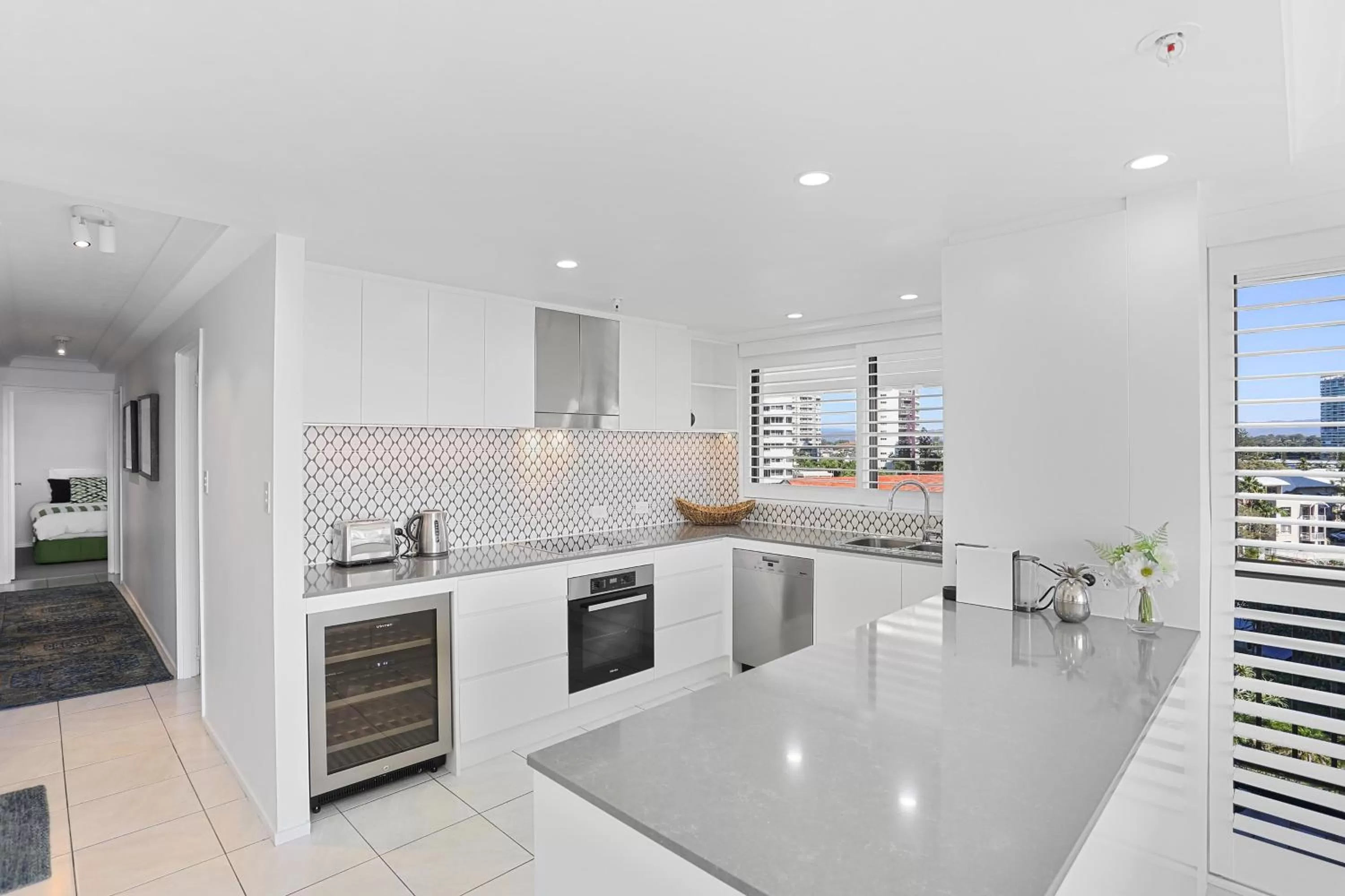 Kitchen or kitchenette in De Ville Apartments