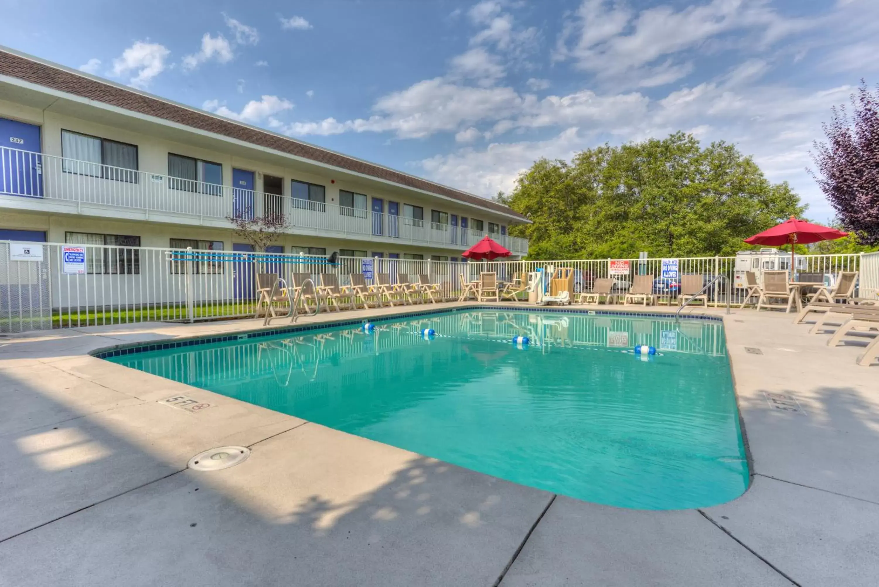 Swimming Pool in Motel 6-Troutdale, OR - Portland East