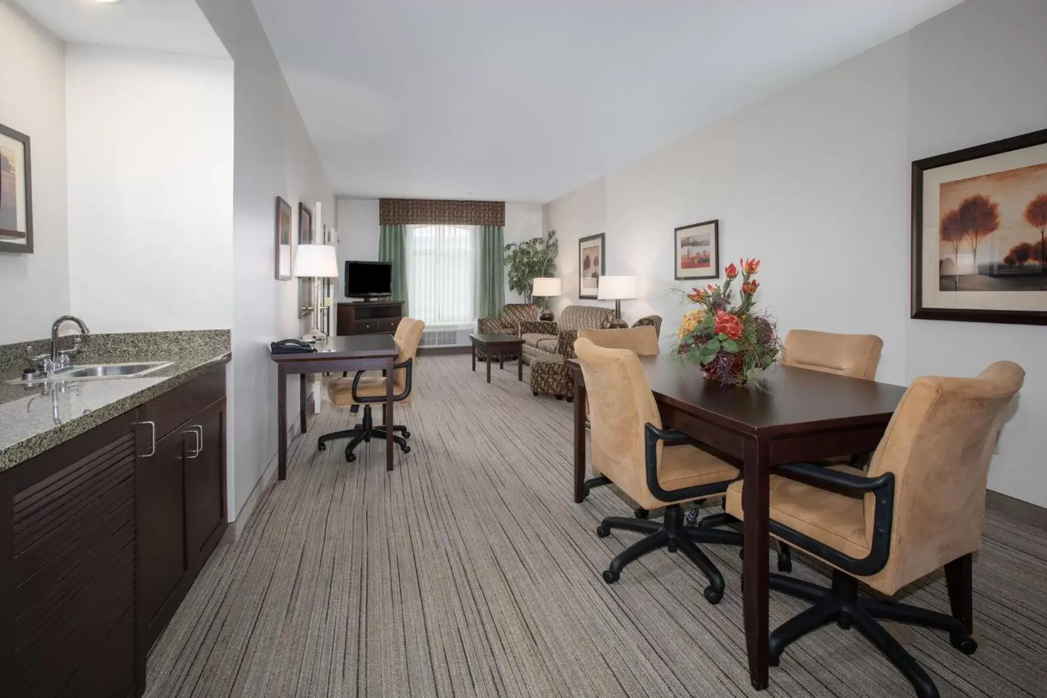 Photo of the whole room, Dining Area in Holiday Inn Express & Suites Oro Valley-Tucson North, an IHG Hotel