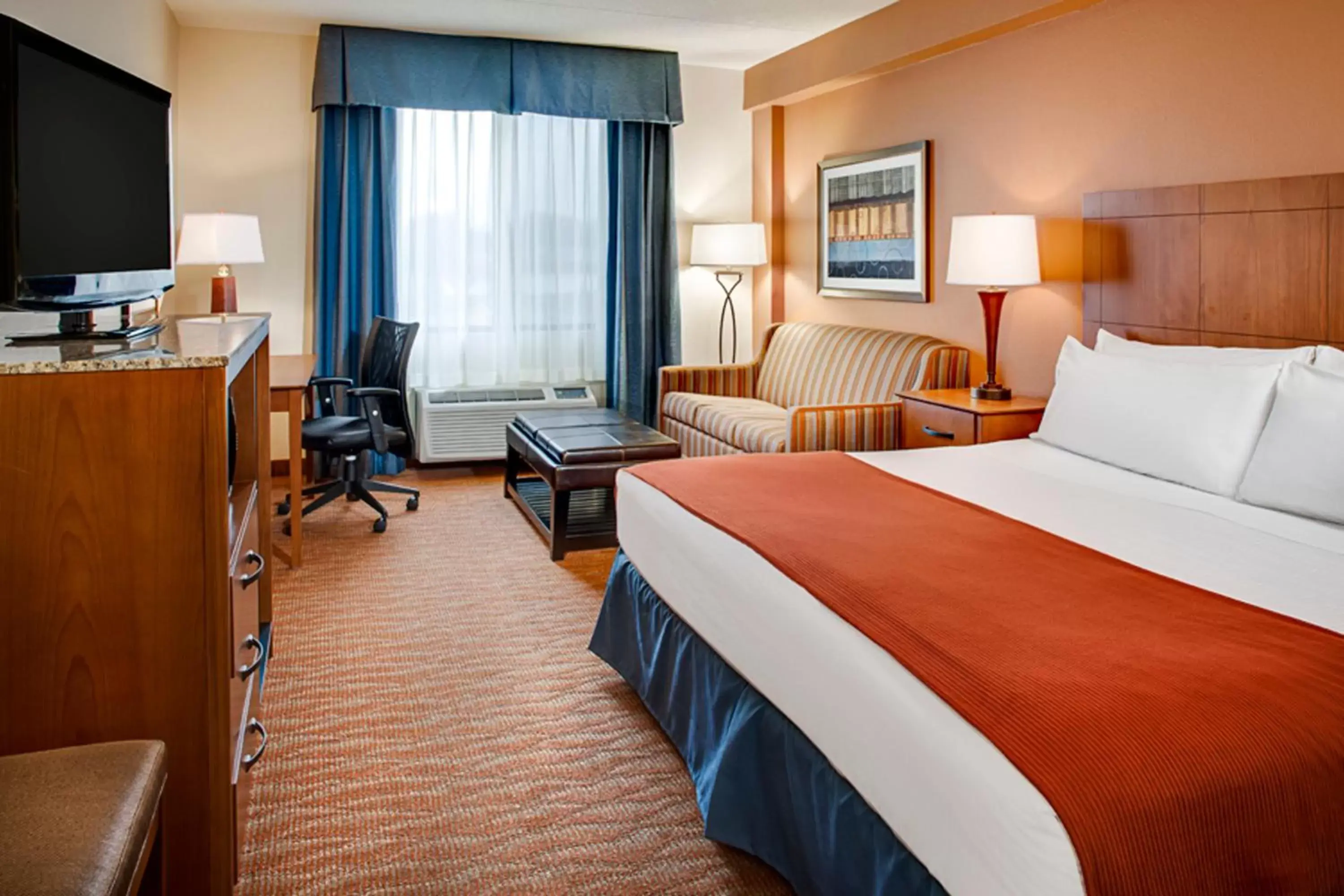 Photo of the whole room, Bed in Holiday Inn Express Hotel & Suites Coralville, an IHG Hotel