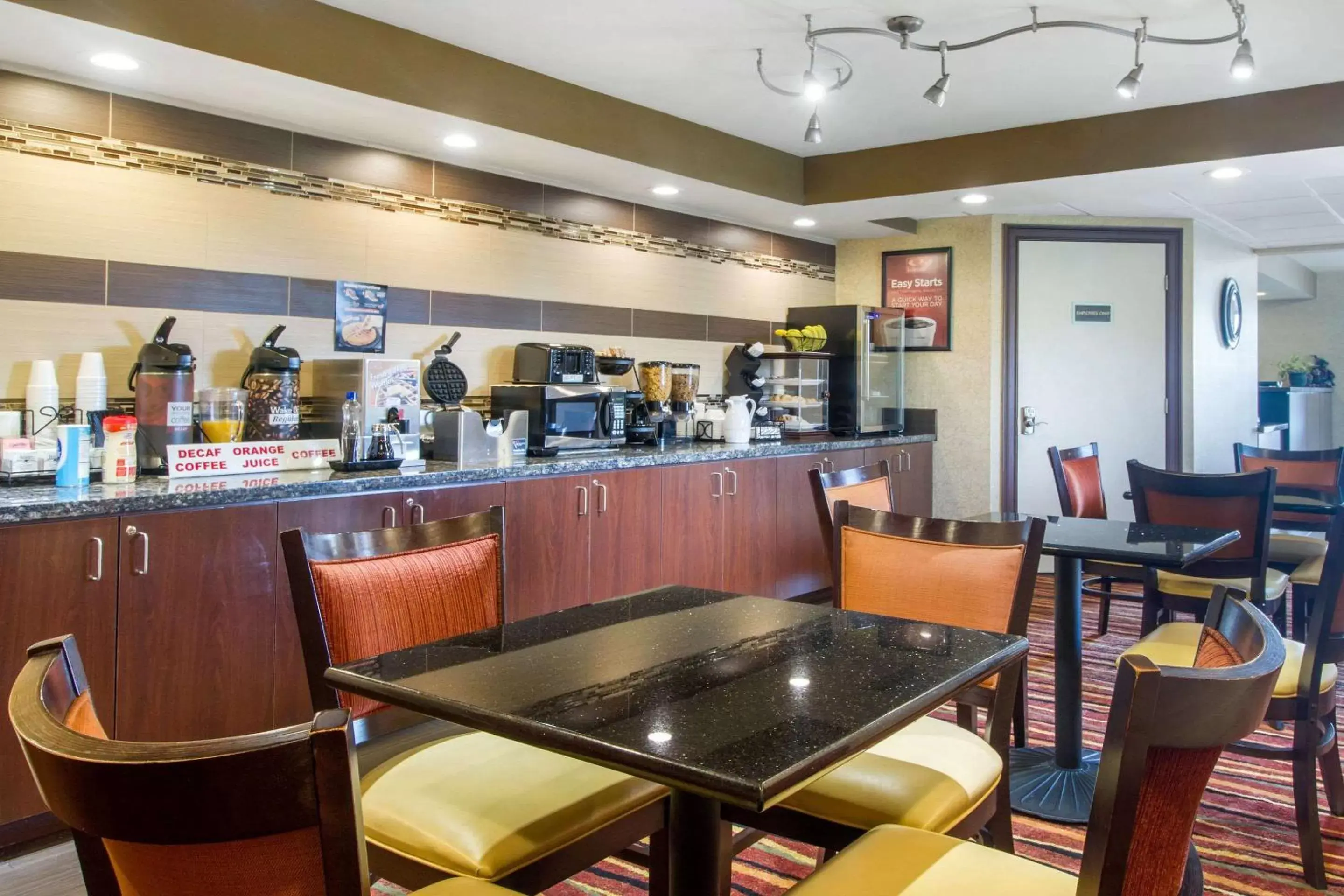 Restaurant/Places to Eat in Econo Lodge Lenoir City