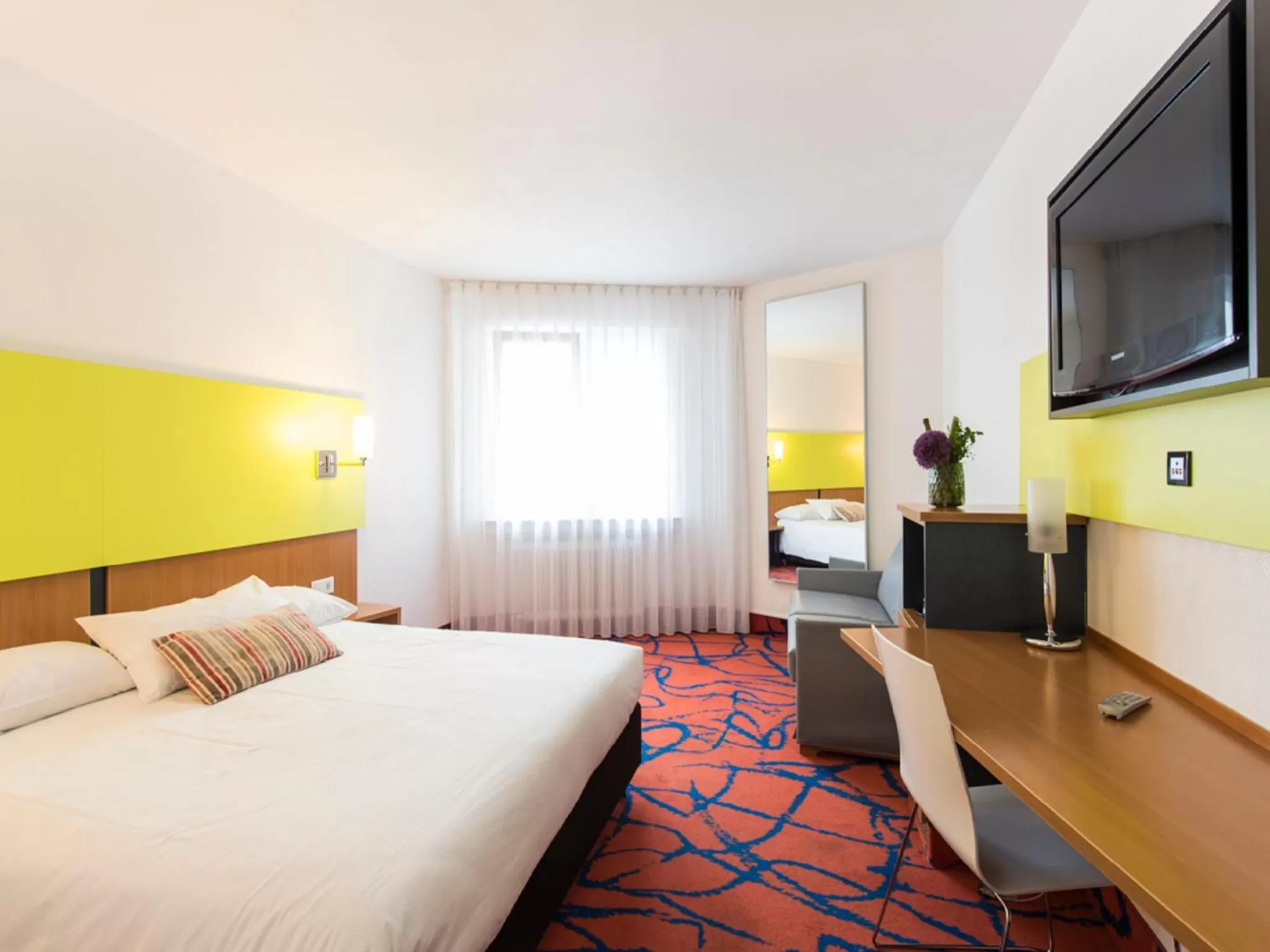 Photo of the whole room, Bed in Ibis Styles Frankfurt City