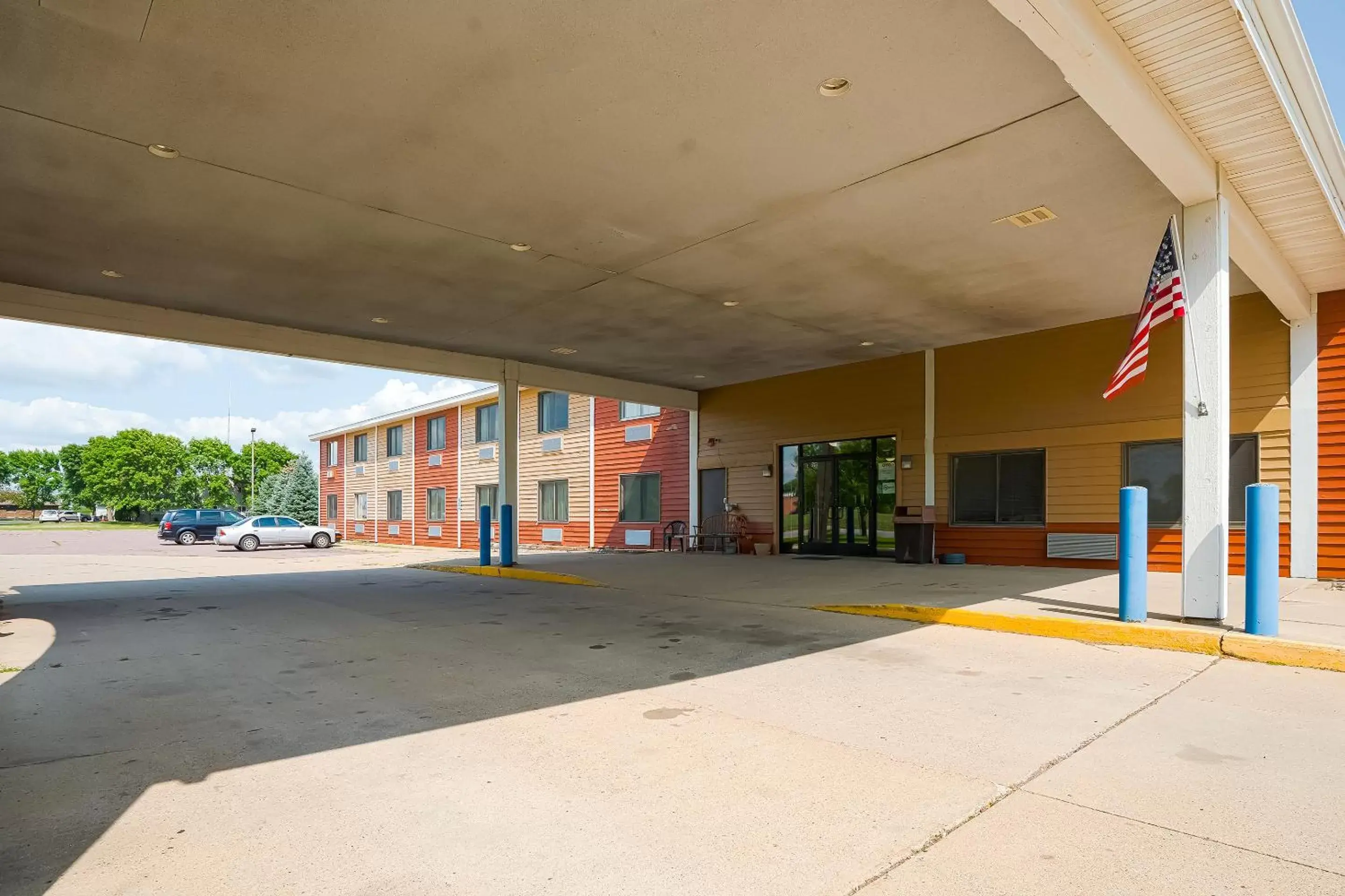 Facade/entrance in OYO Hotel Redwood Falls near Jackpot Casino