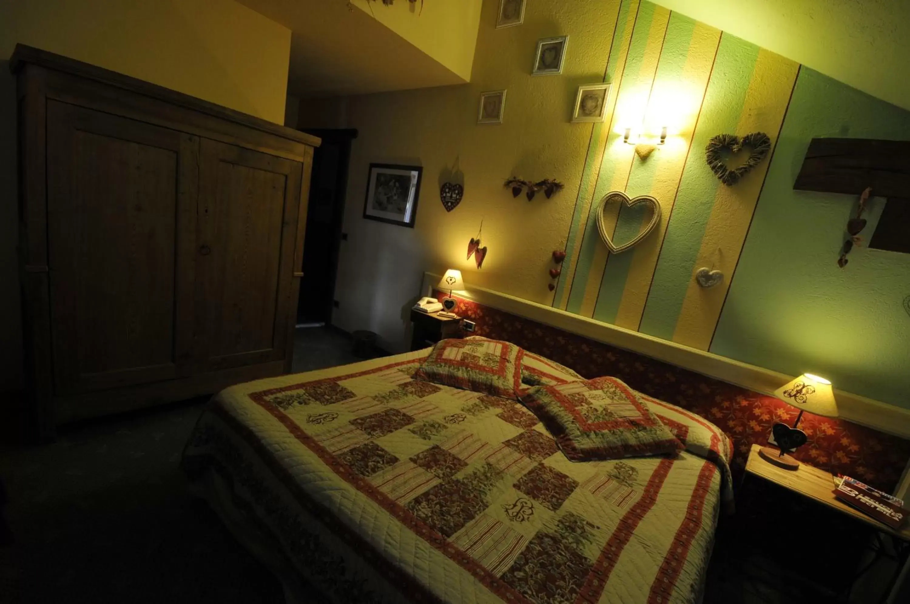 Photo of the whole room, Bed in Hotel Chalet La Meridiana