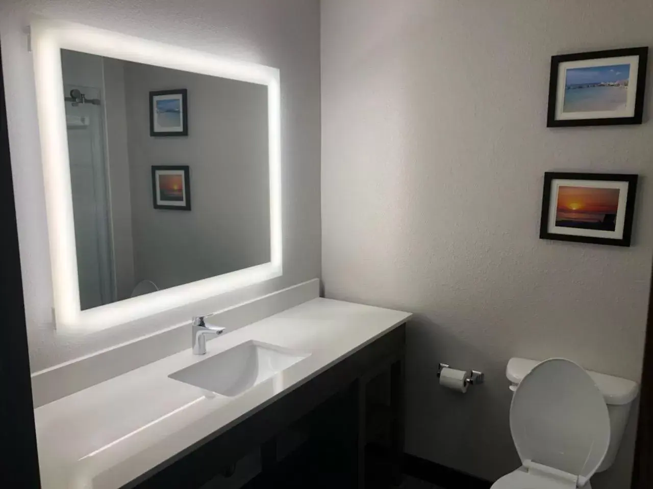 Bathroom in Comfort Suites Fort Lauderdale Airport & Cruise Port