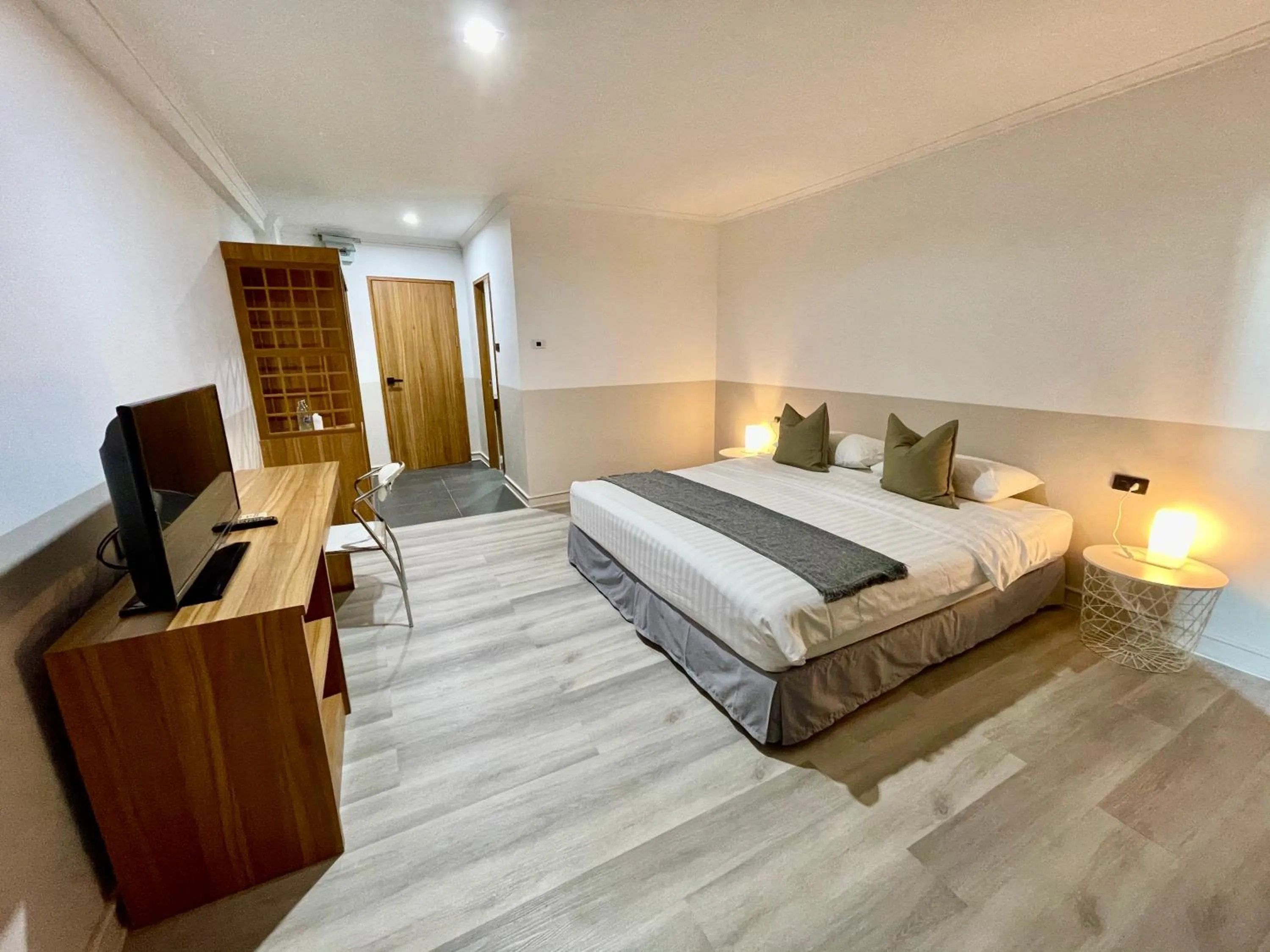 Photo of the whole room, Bed in Garden Paradise