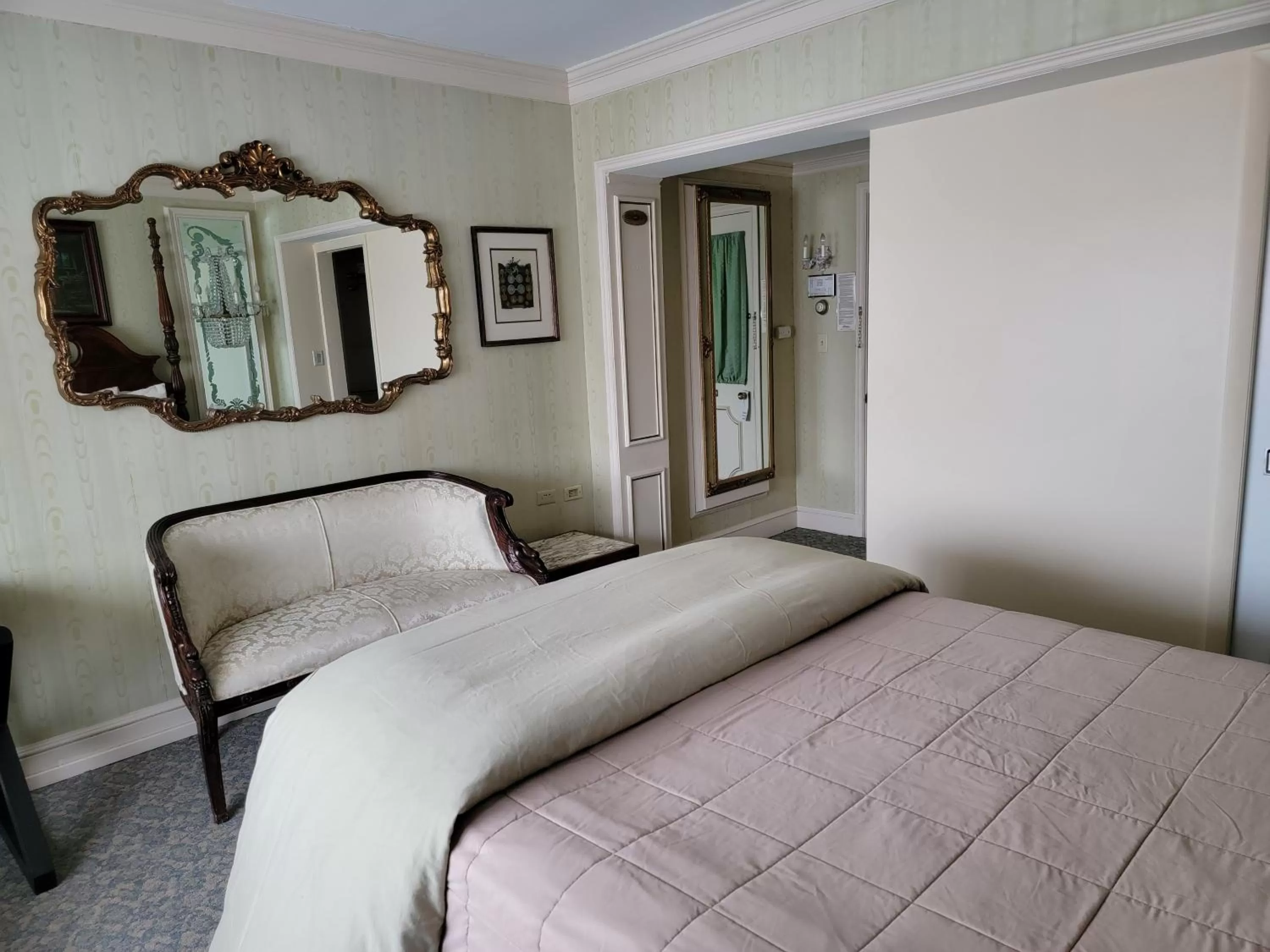 Seating area, Bed in Lowell Inn