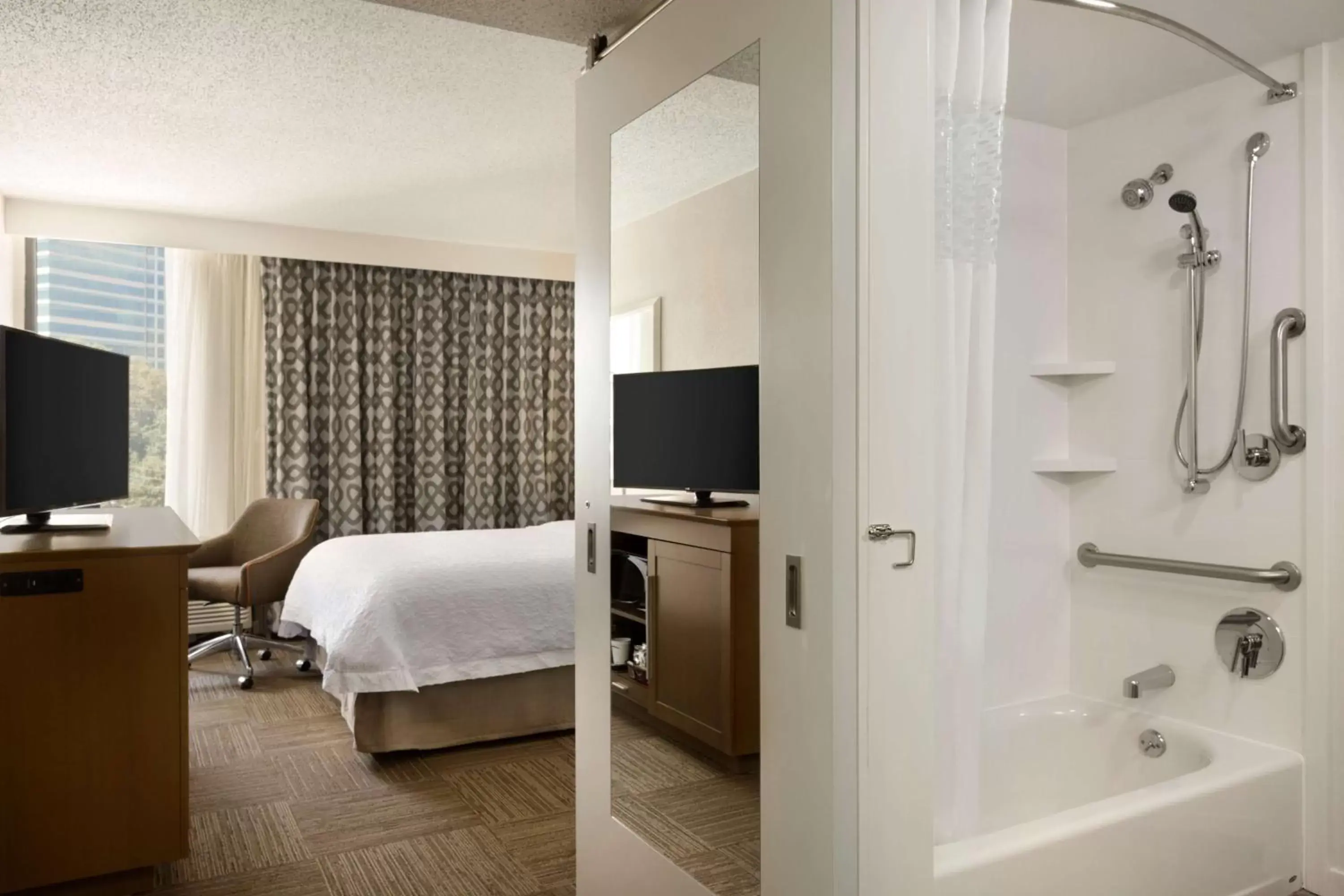 Standard King Room in Hampton Inn Atlanta-Buckhead Standard King Room in Hampton Inn Atlanta-Buckhead