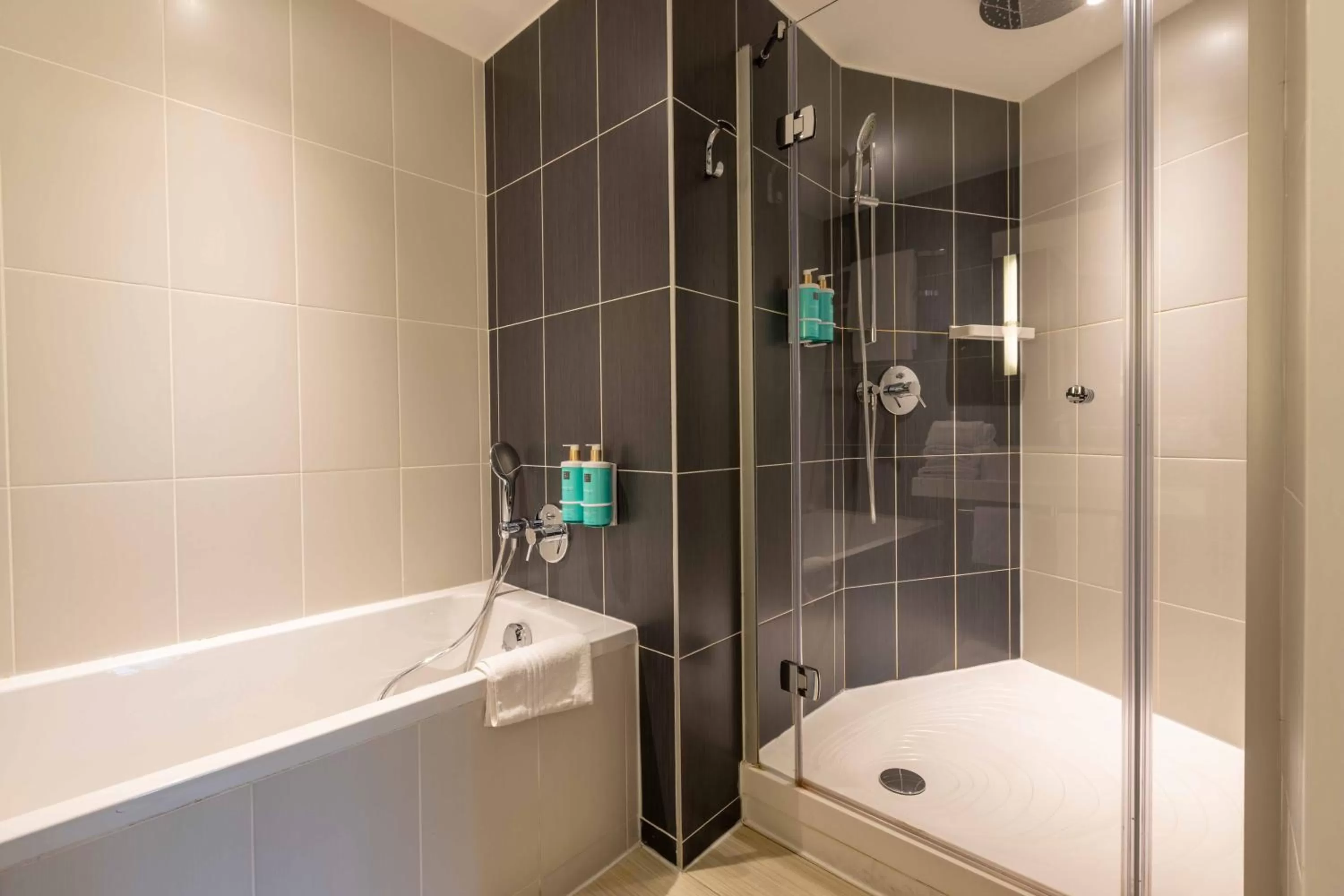 Shower in Novotel Suites Paris Expo Porte de Versailles