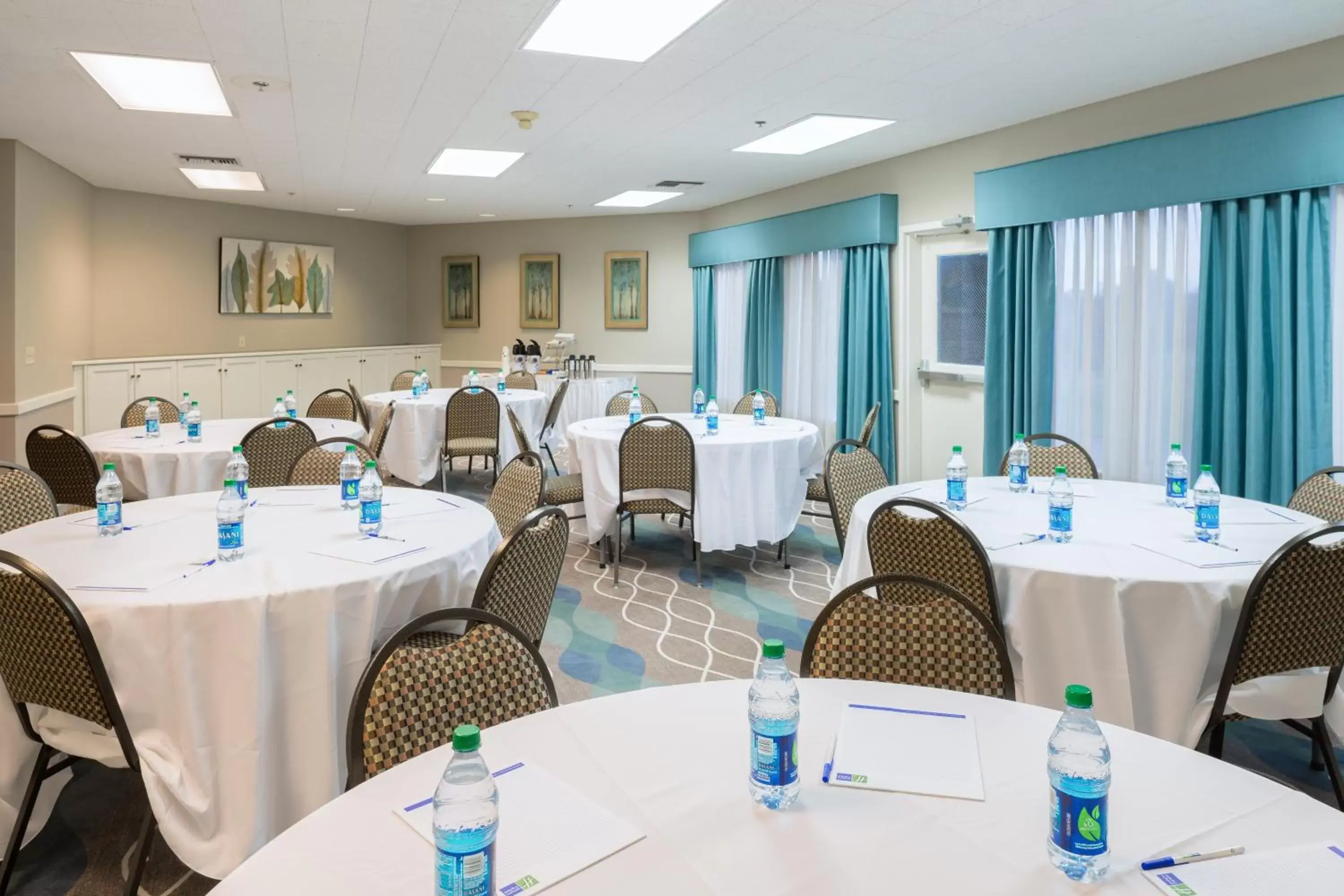 Meeting/conference room, Restaurant/Places to Eat in Holiday Inn Express Hotel & Suites Arcata/Eureka-Airport Area, an IHG Hotel
