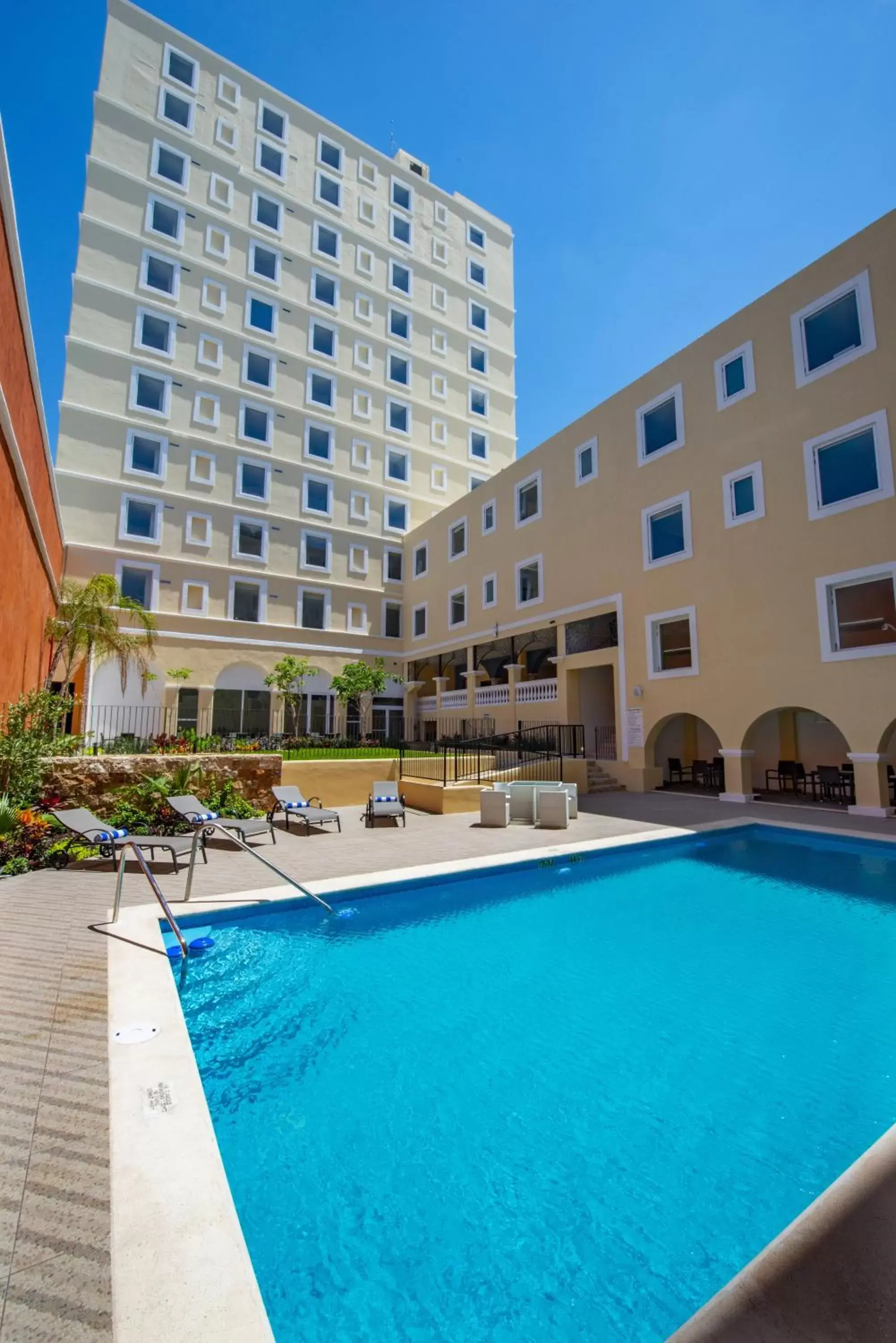 Swimming pool in Holiday Inn Express Merida Centro by IHG Swimming pool in Holiday Inn Express Merida Centro by IHG