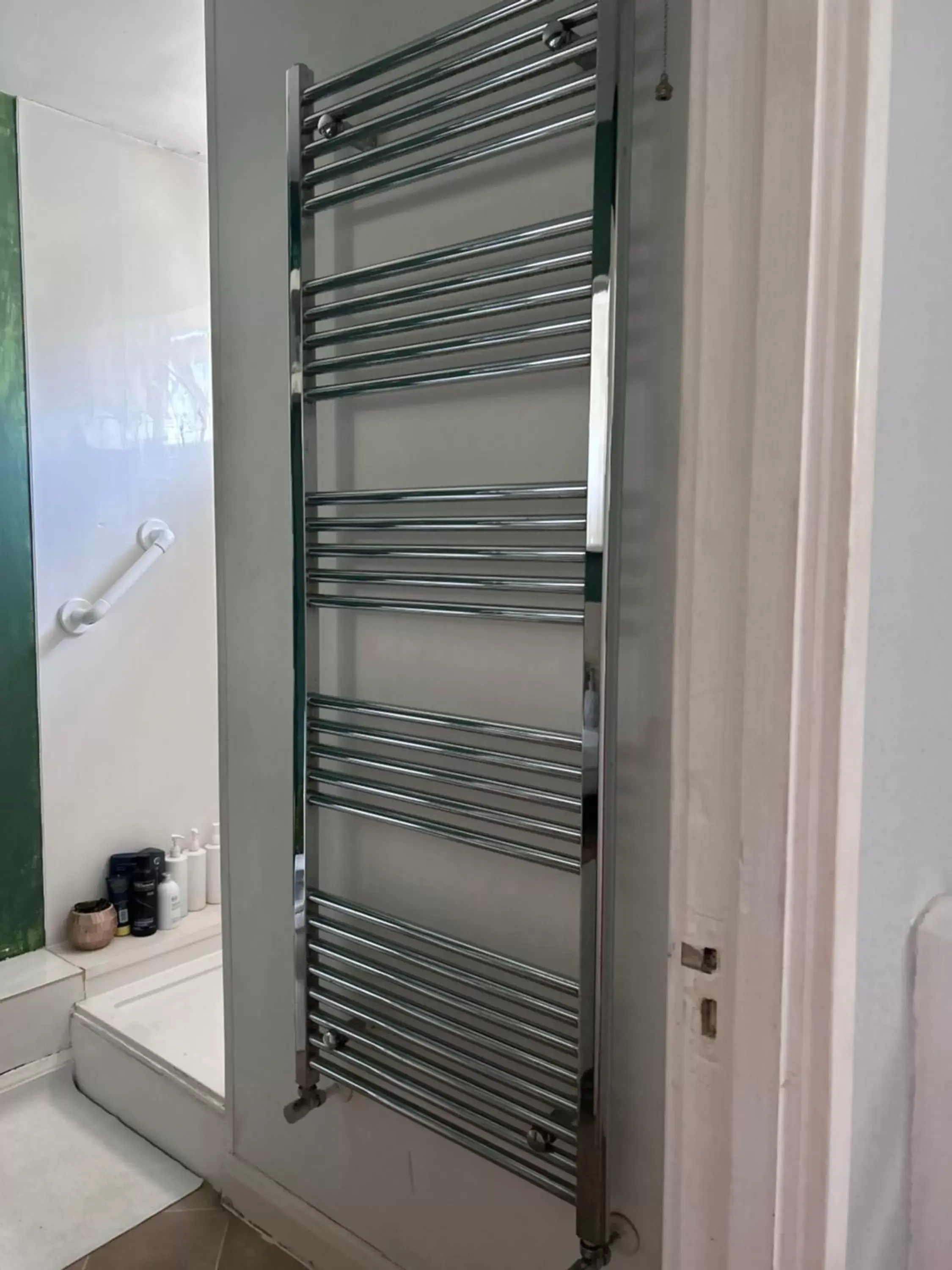 Bathroom in Home from home, close to Redditch hospital & transport links