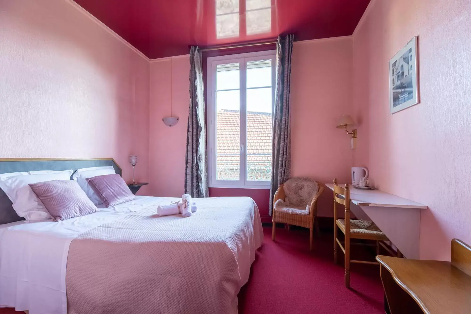 Bedroom, Bed in Montdidier Hôtel