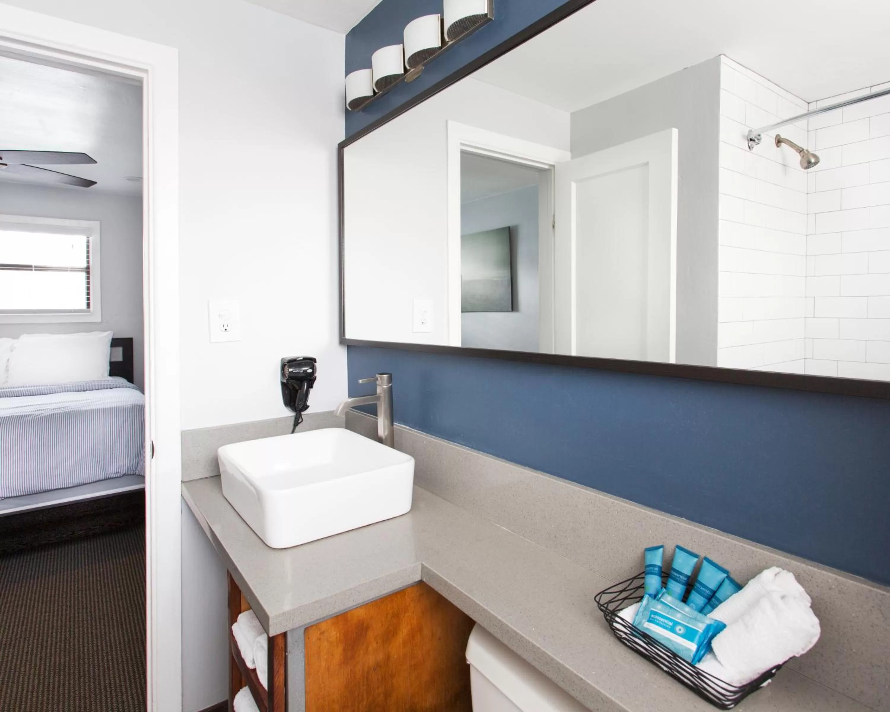 Bathroom, Bed in Beach Haven