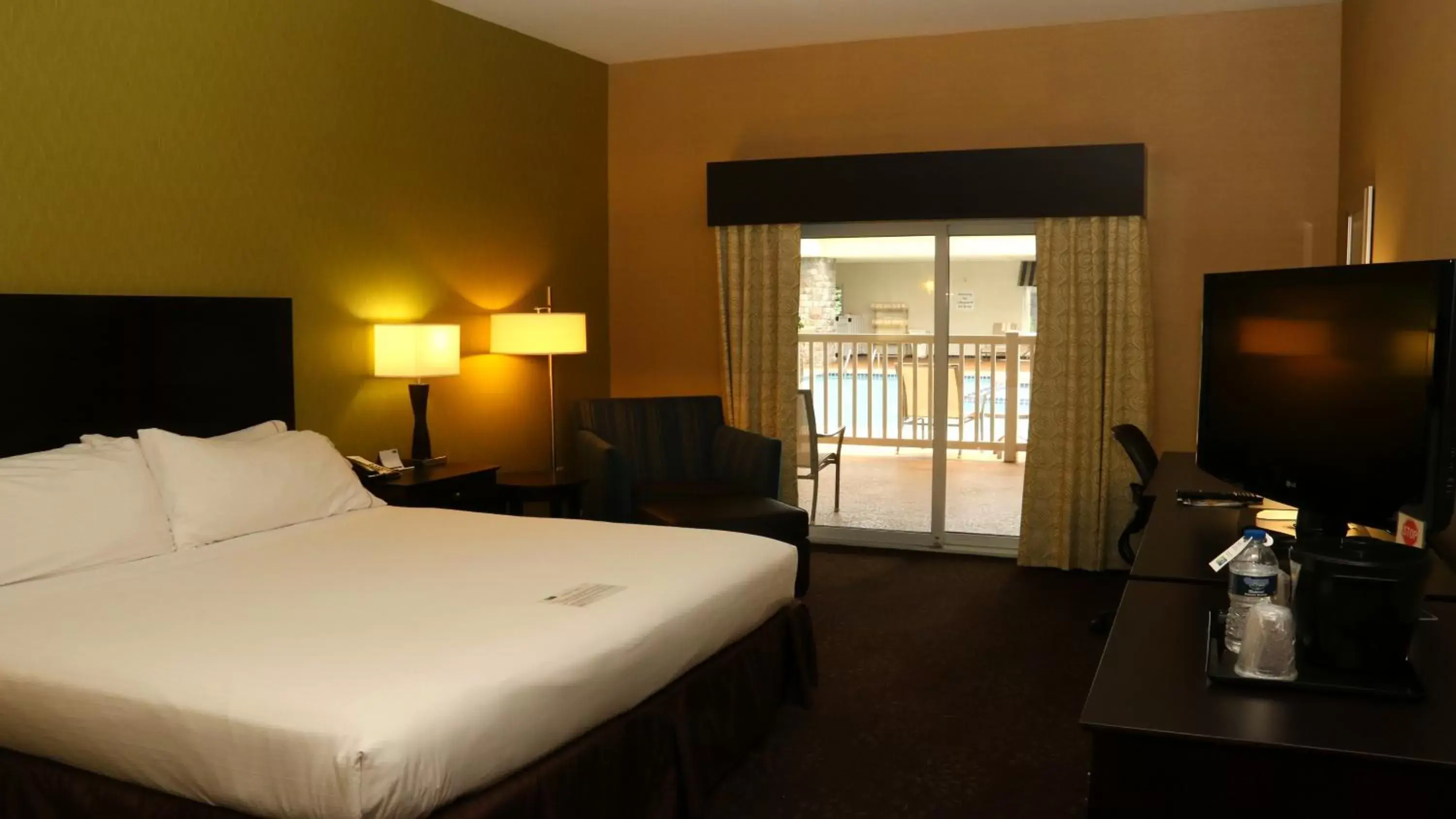 Bed in Holiday Inn Express Hotel & Suites Saginaw, an IHG Hotel