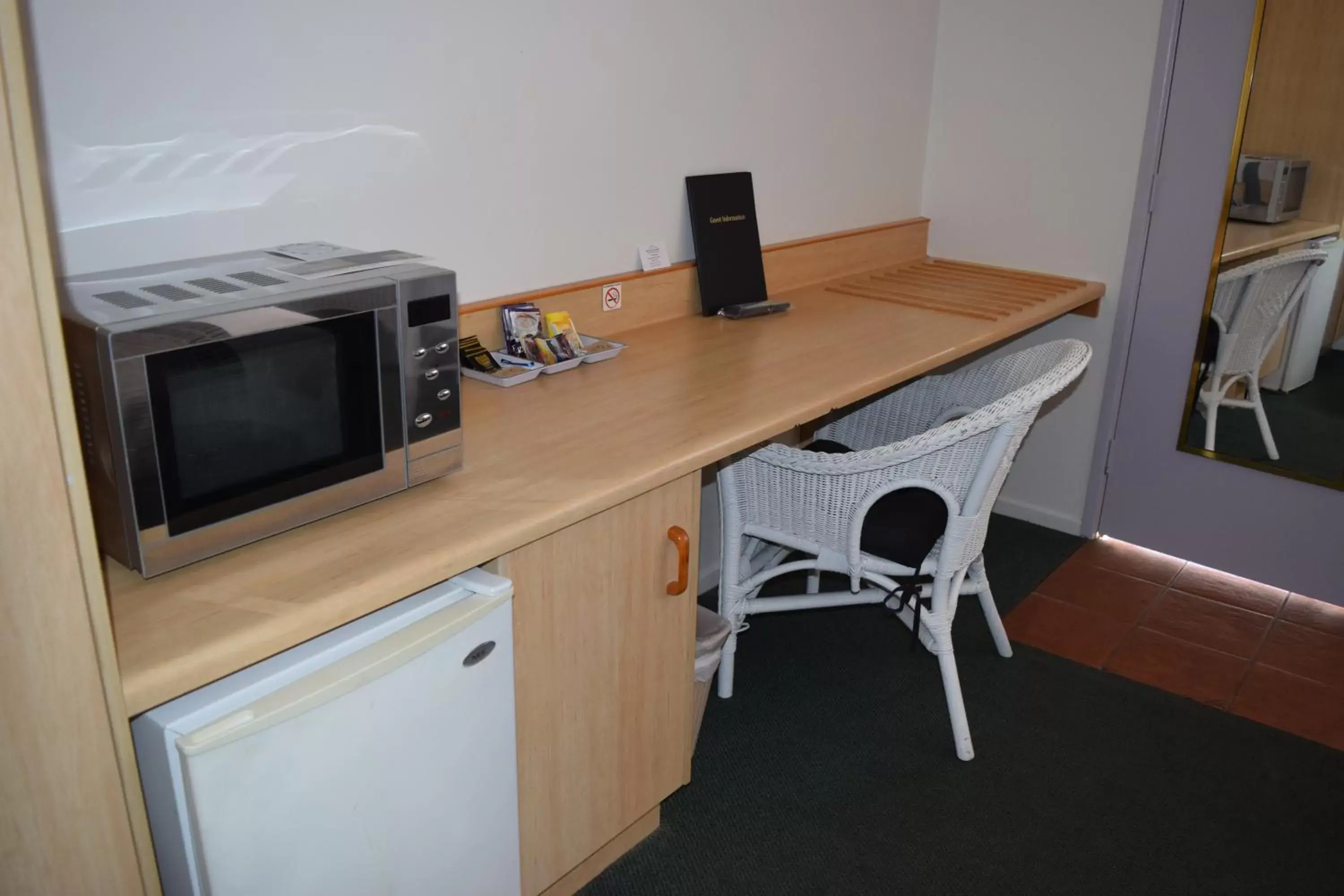 Coffee/tea facilities, TV/Entertainment Center in Warwick Vines Motel