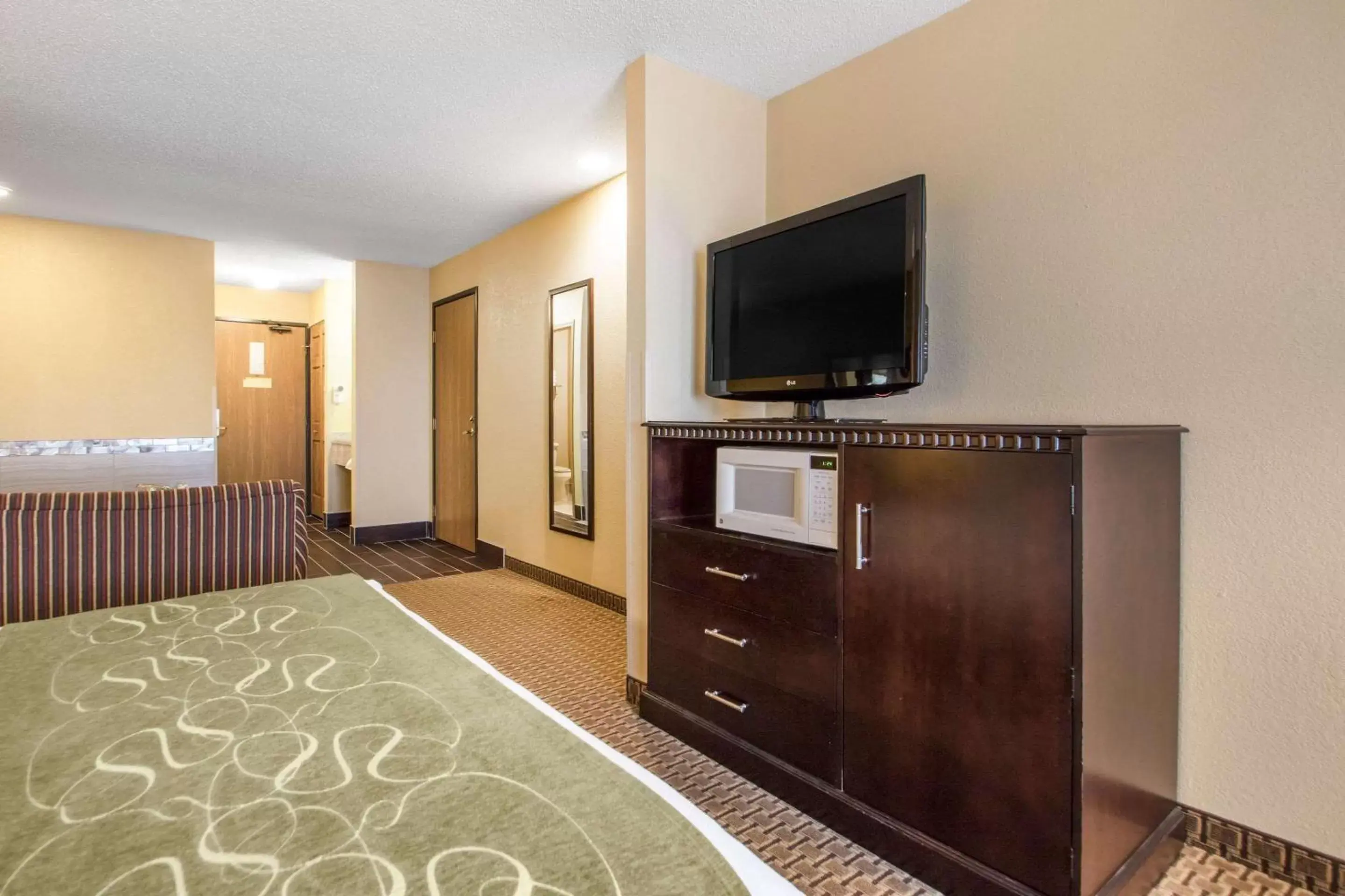 TV and multimedia, TV/Entertainment Center in Comfort Suites Wisconsin Dells Area