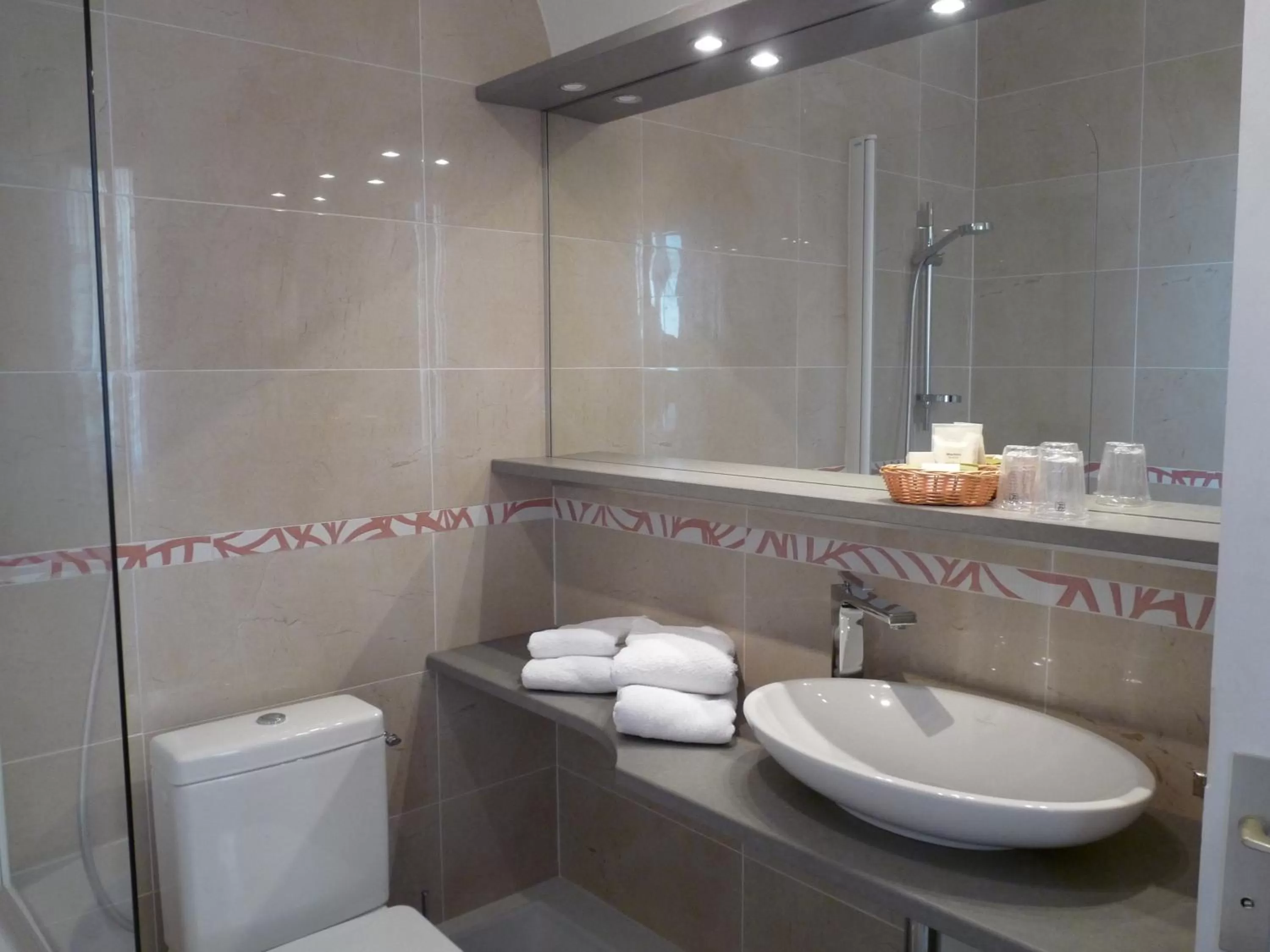 Bathroom in Château de la Râpée Hôtel restaurant