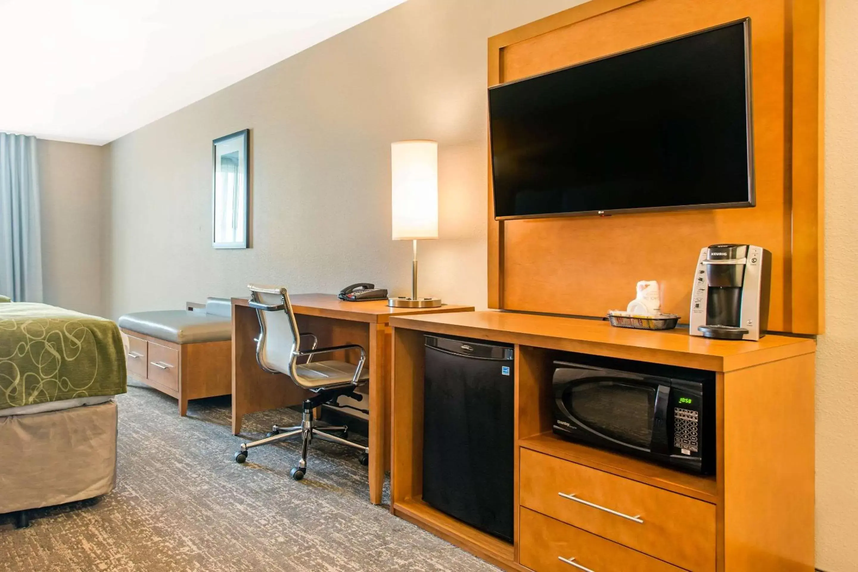 Photo of the whole room, TV/Entertainment Center in Comfort Suites North Charleston - Ashley Phosphate