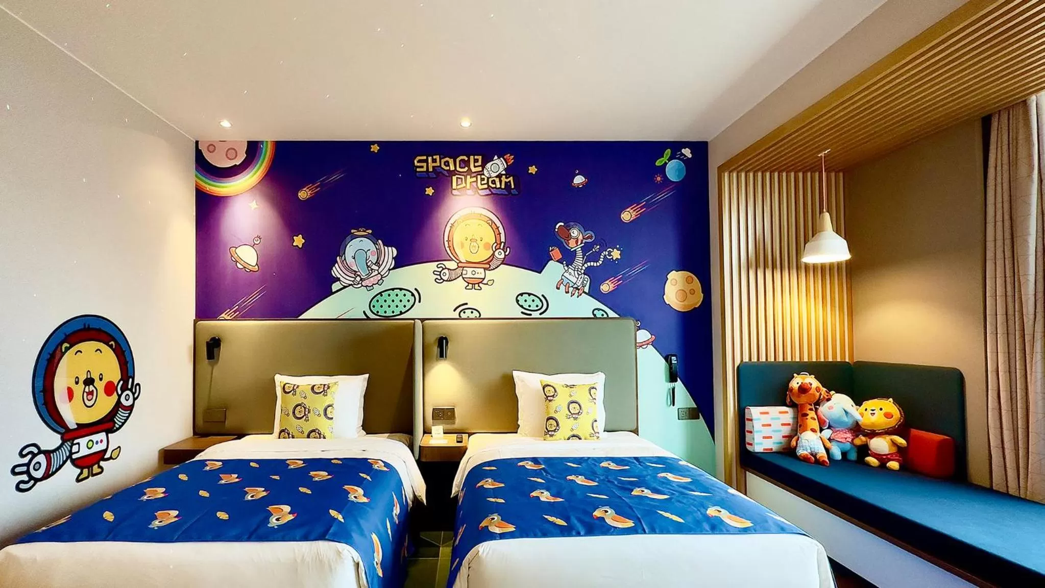 Photo of the whole room, Bed in Holiday Inn Express Shanghai Kangqiao by IHG