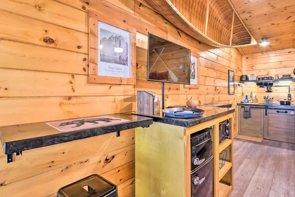 Kitchen/Kitchenette in The Lodge Nantahala River