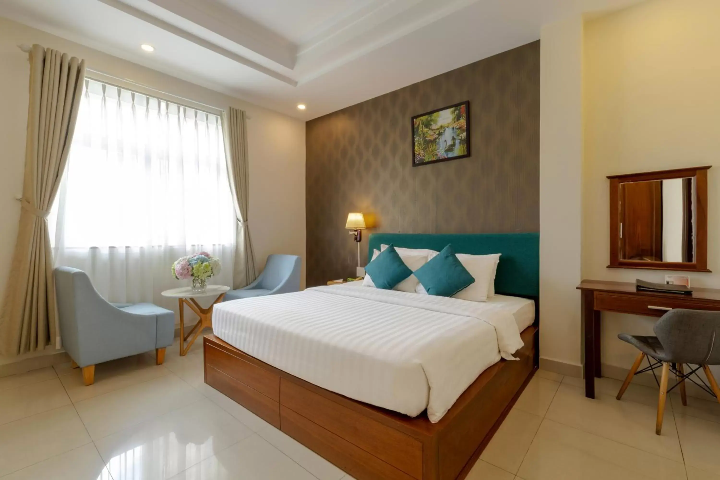 Photo of the whole room, Bed in Airport Saigon Hotel - Gần ẩm thực đêm chợ Phạm Văn Hai