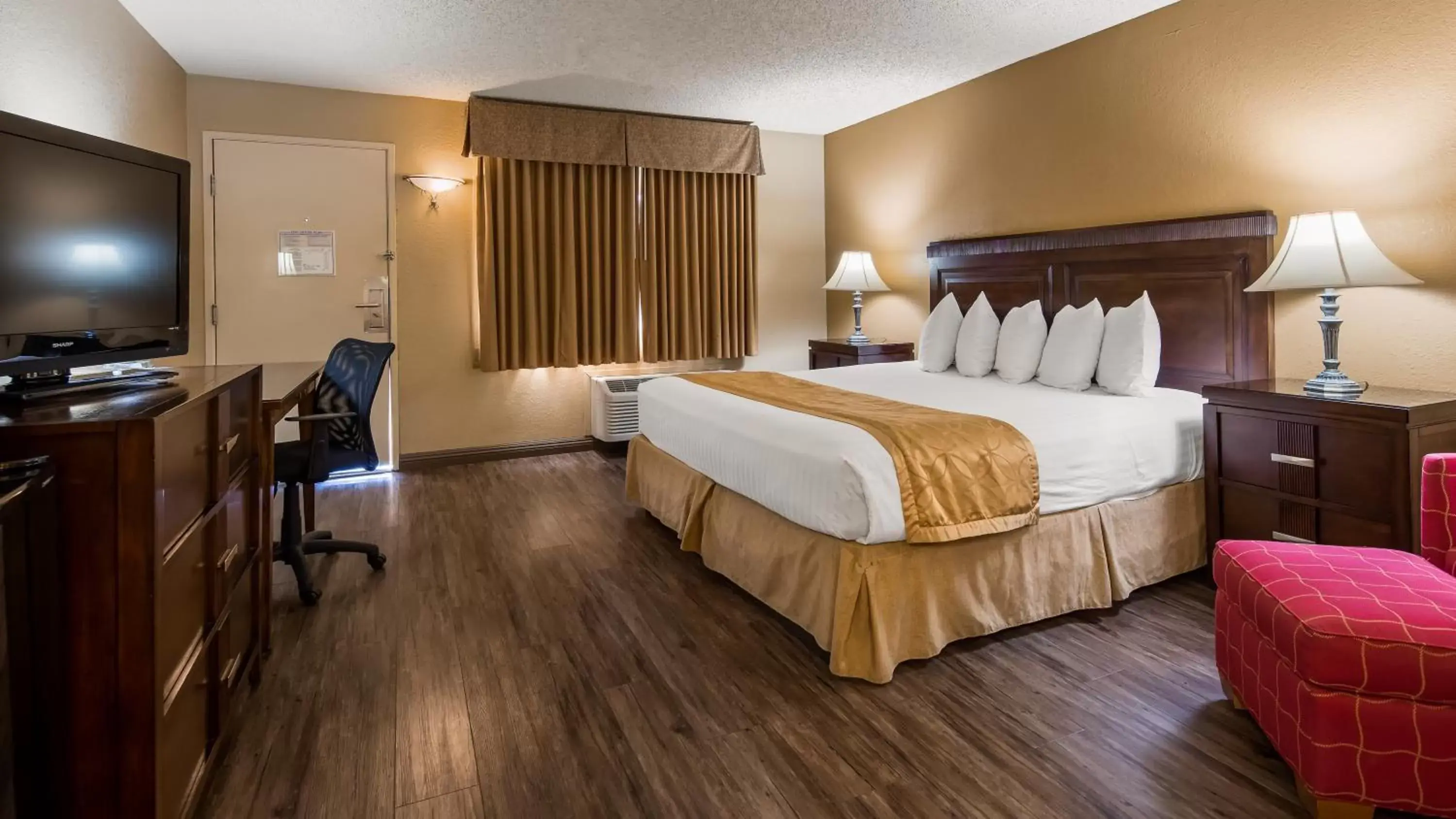 Bedroom in SureStay Plus Hotel by Best Western San Bernardino South