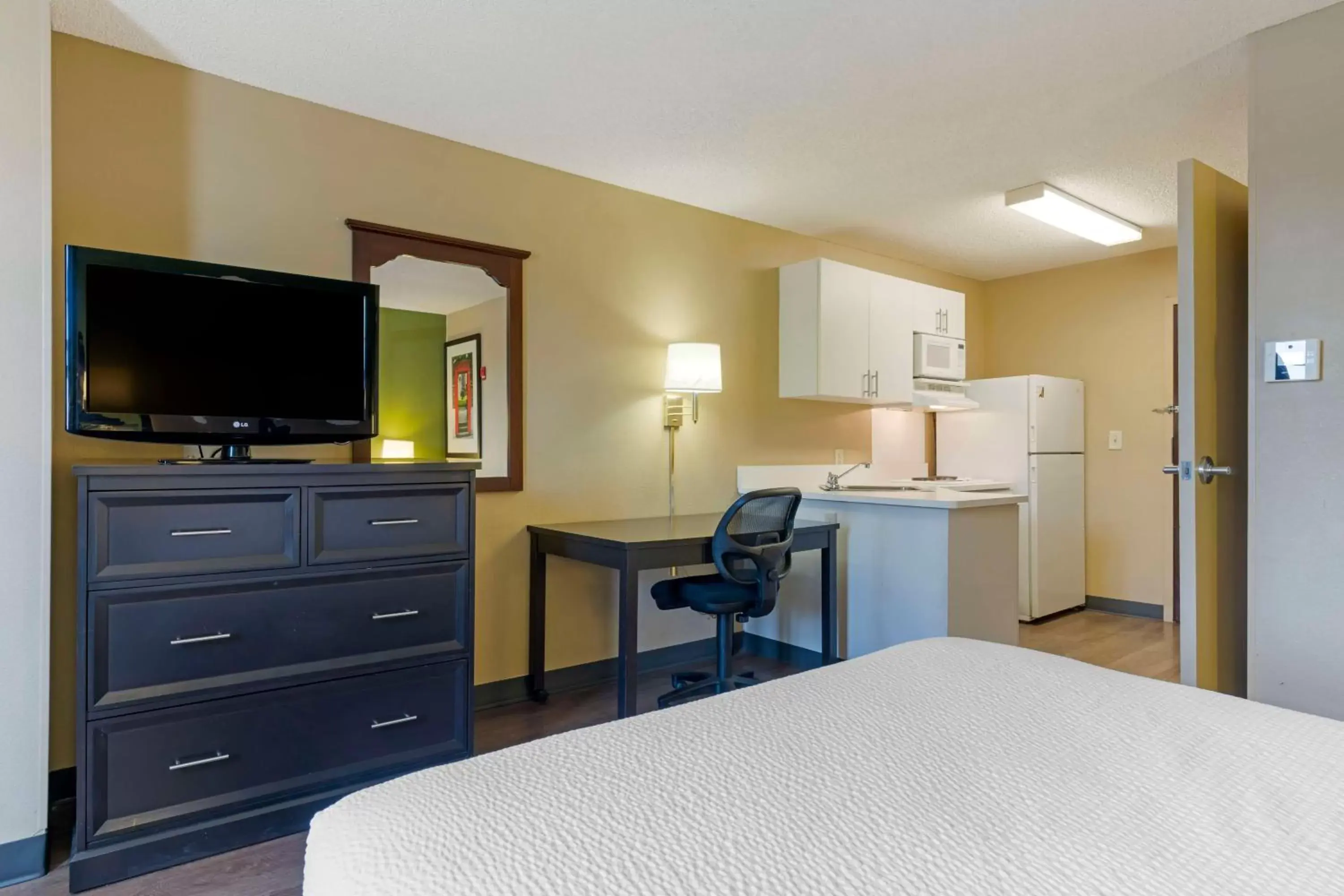 Bedroom, TV/Entertainment Center in Extended Stay America Suites - Stockton - March Lane