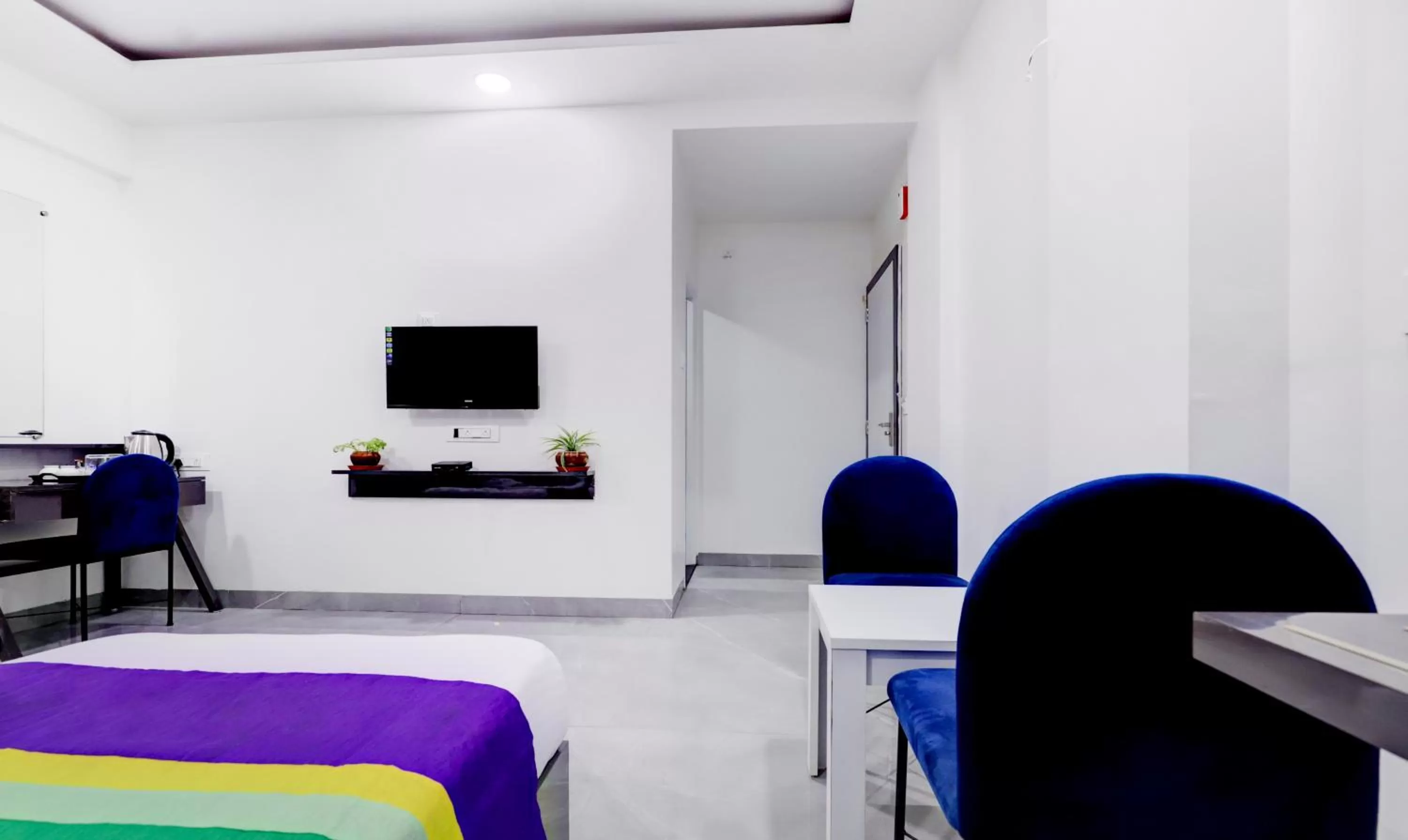 Bedroom, Bed in Treebo Finesta Suites, Nagpur Airport