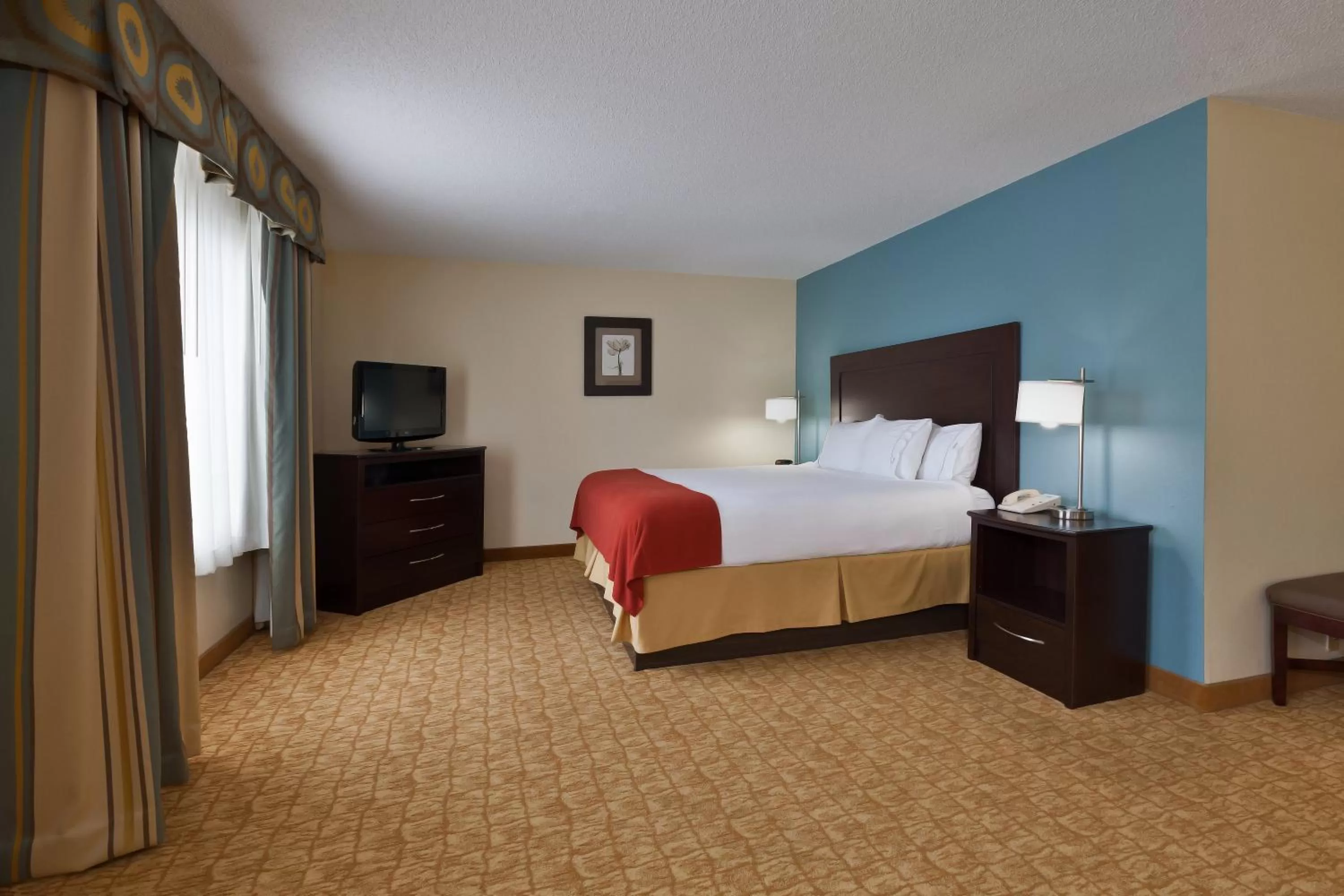 Photo of the whole room, Bed in Holiday Inn Express Winston-Salem by IHG