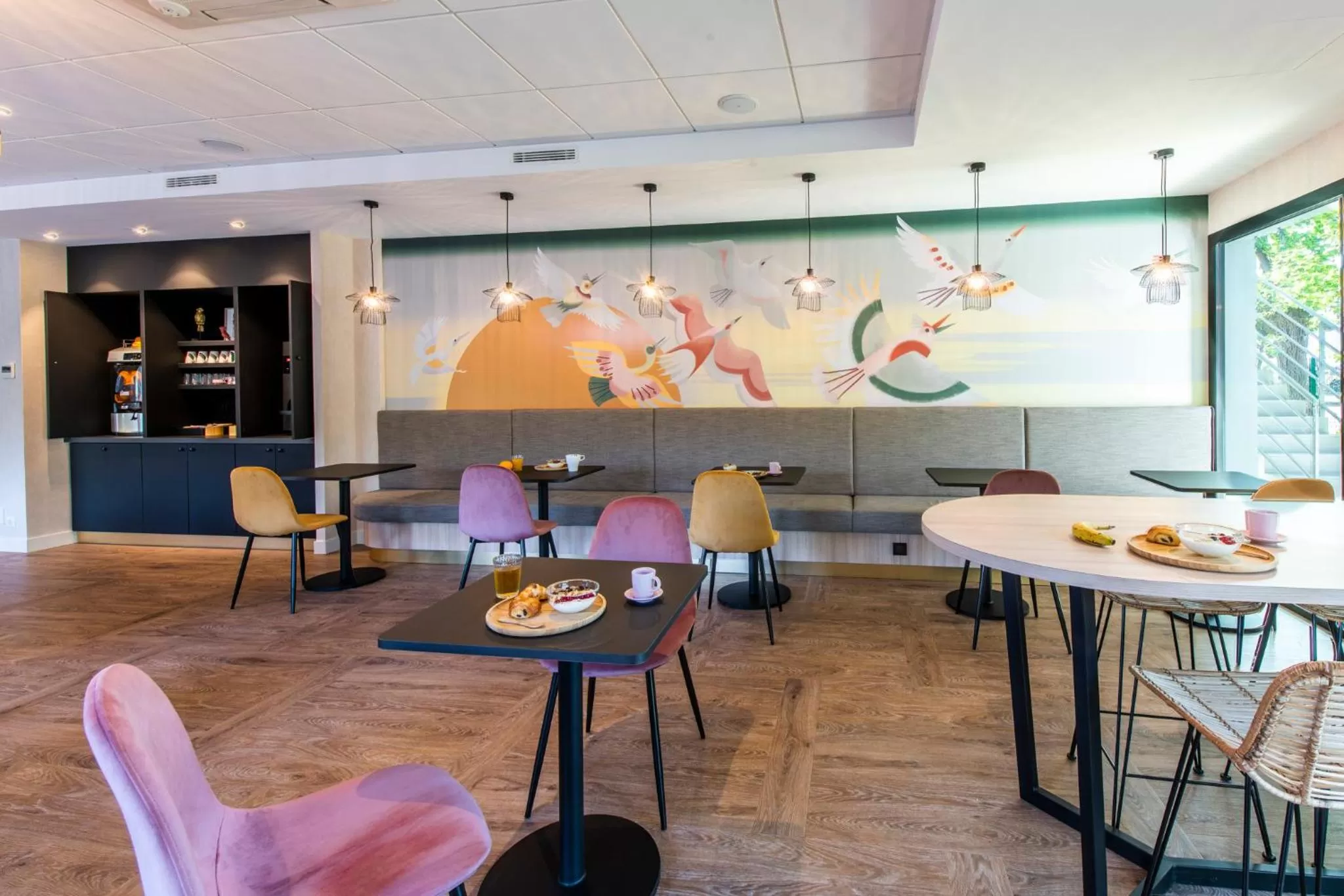 Dining area in ibis Styles Rennes Cesson