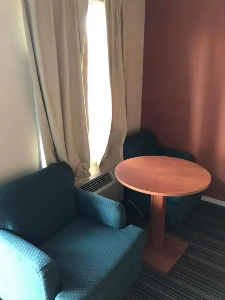 Seating Area in Scottish Inn and Suites Perry