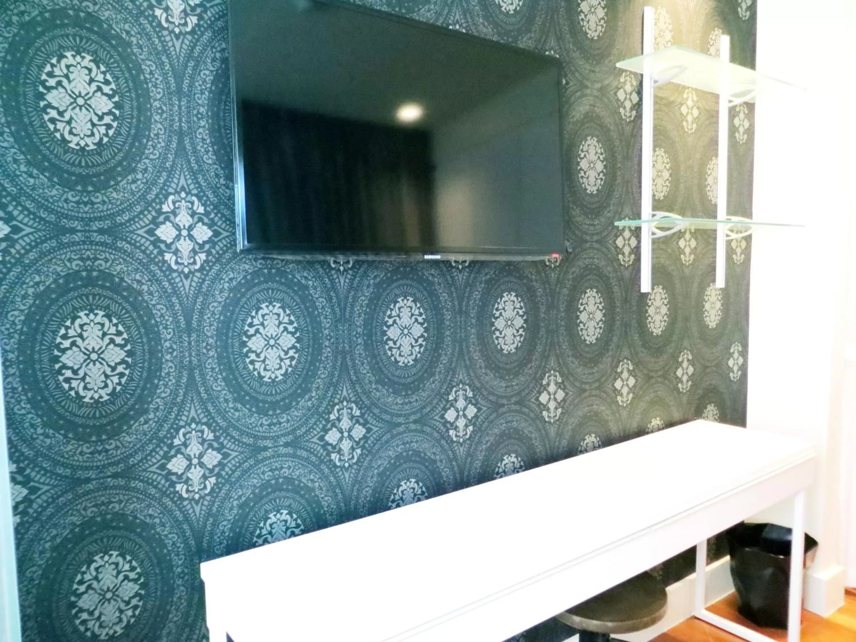 TV and multimedia, Bathroom in Leslie Hotel Ocean Drive