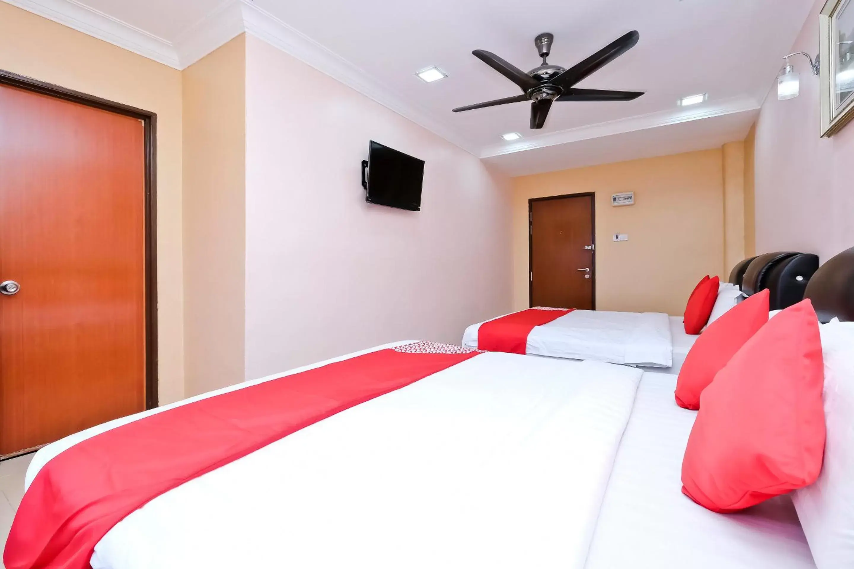 Photo of the whole room, Bed in OYO 714 Arina Hotel