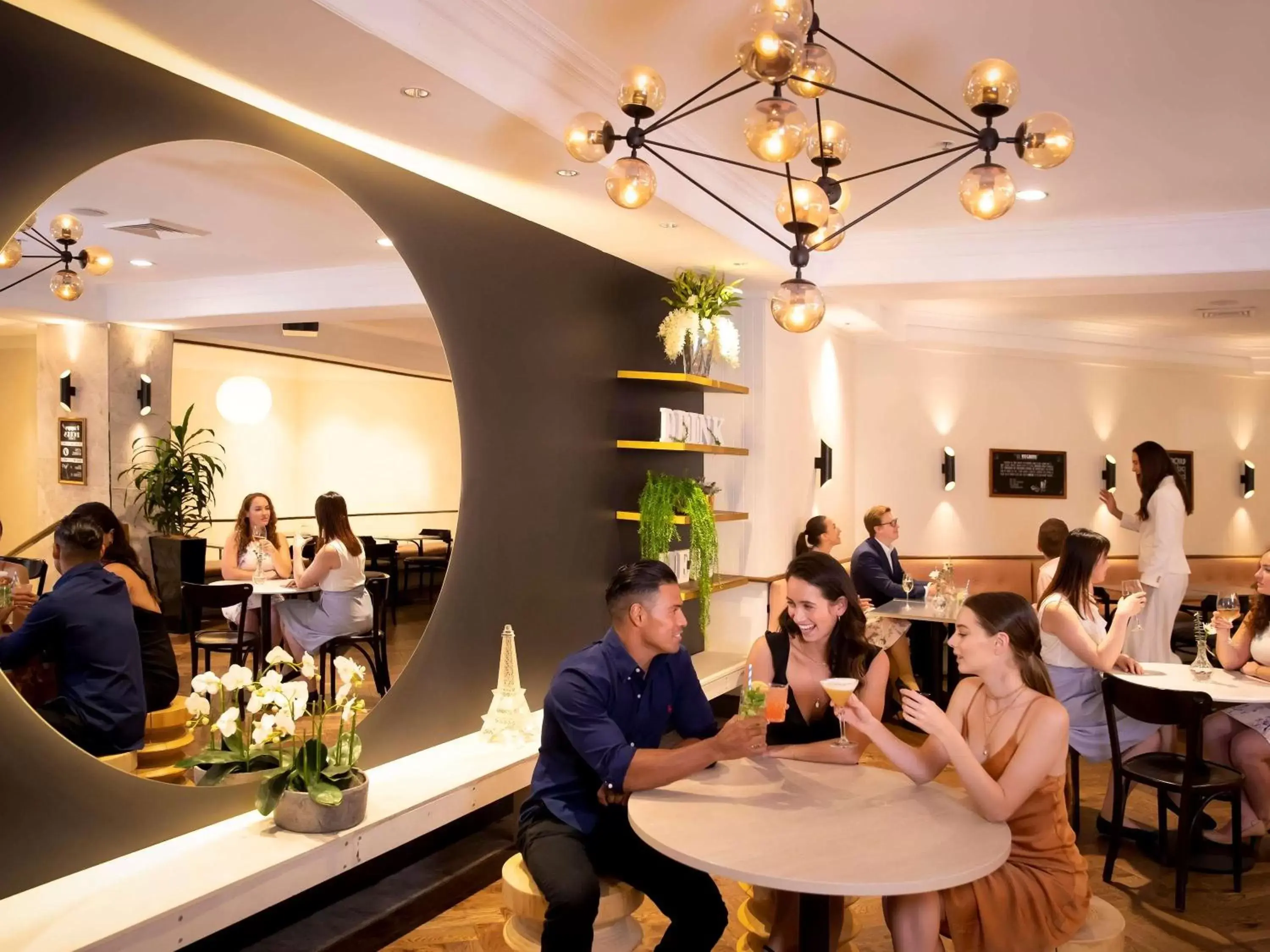 Lounge or bar in Novotel Sydney International Airport
