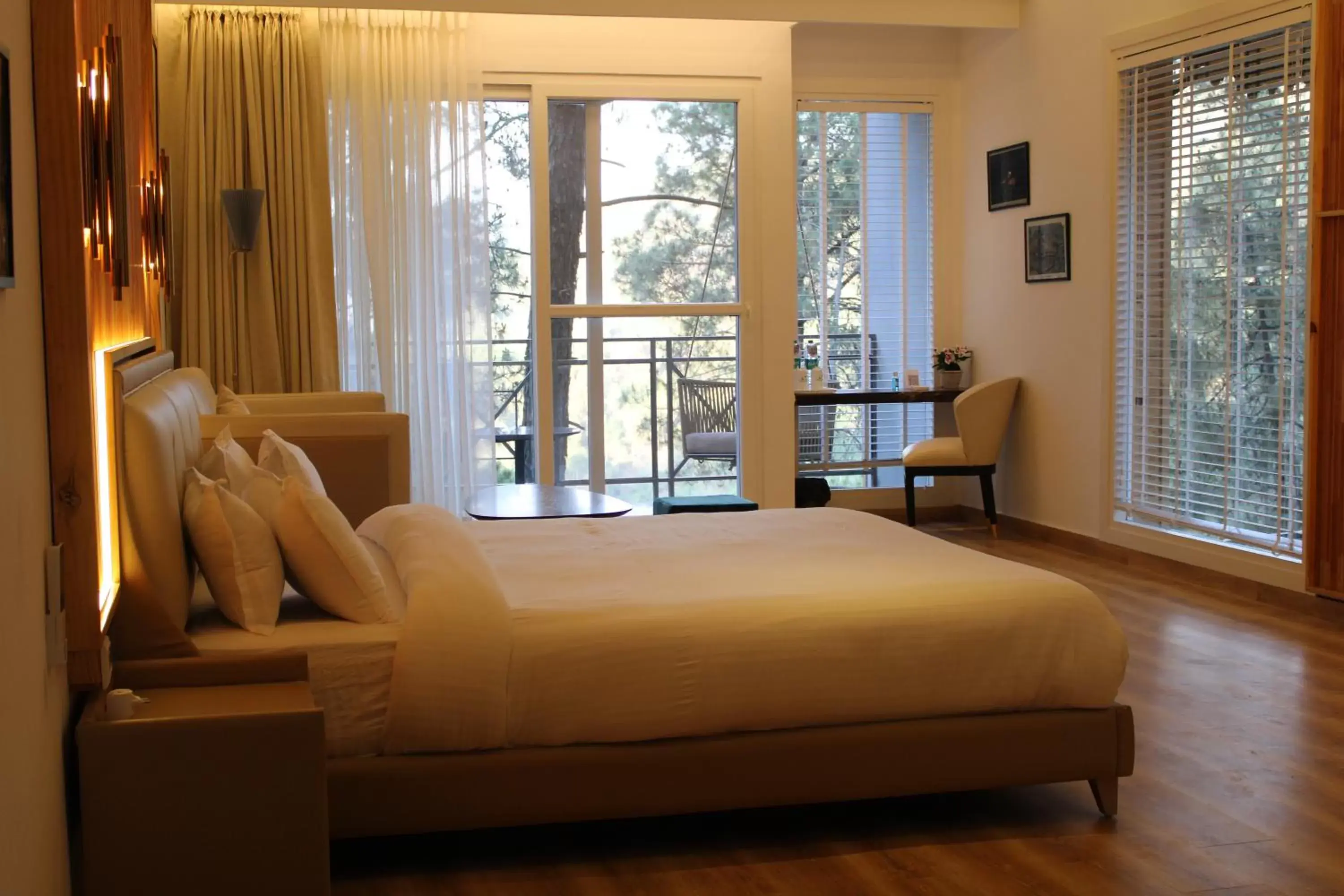 Bedroom, Bed in Kasauli Hills Resort