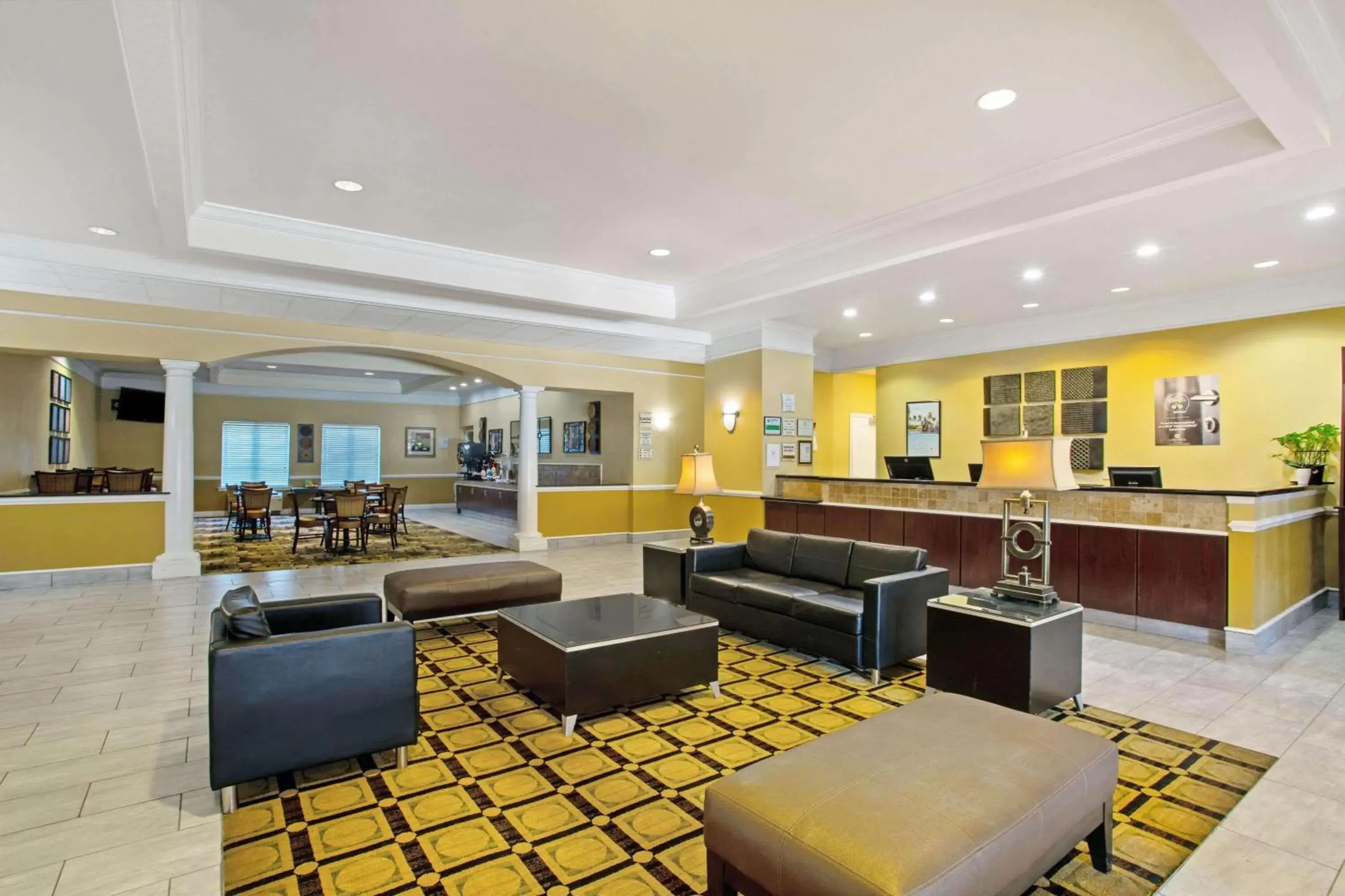 Lobby or reception, Lounge/Bar in La Quinta by Wyndham Mobile - Tillman's Corner