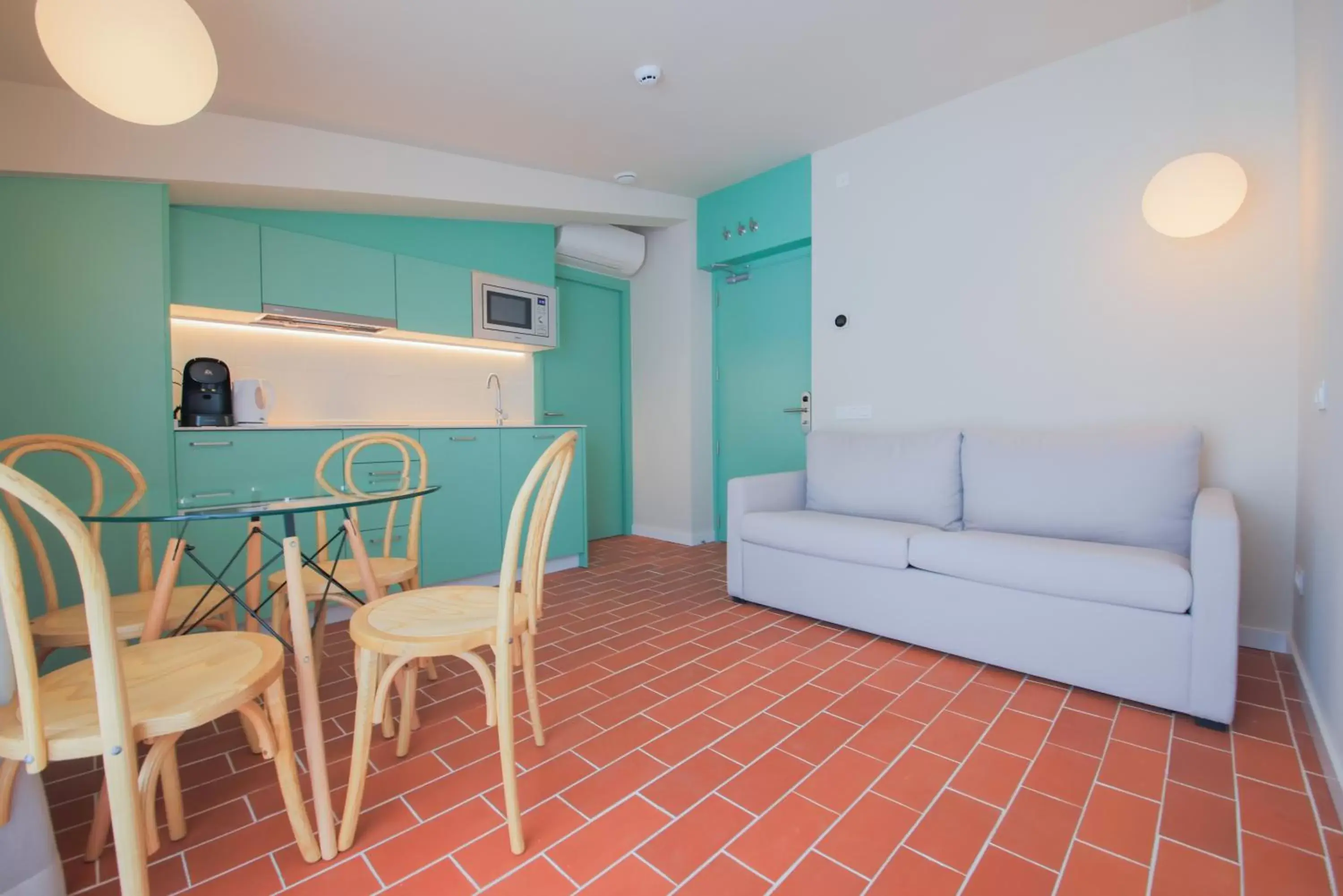 Kitchen or kitchenette, Seating Area in Terra Aurea Aparthotel