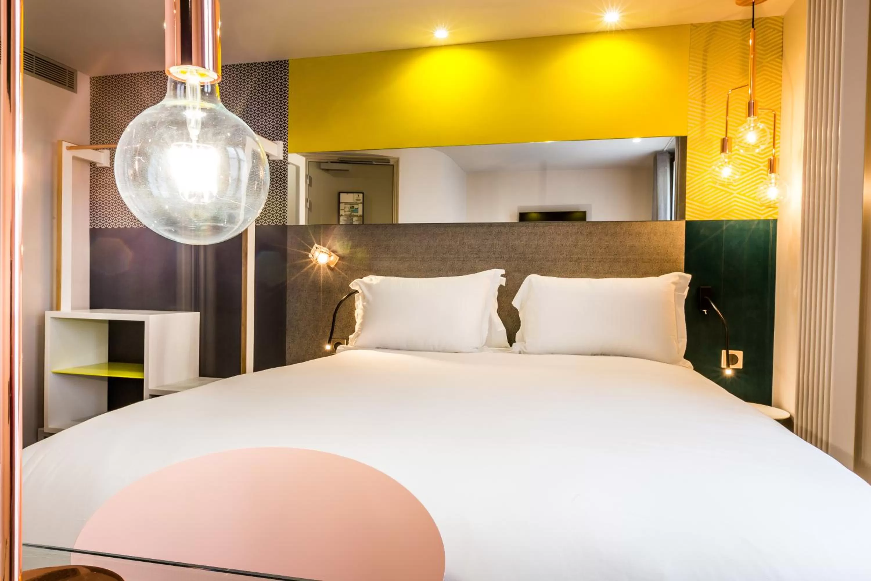 Photo of the whole room, Bed in Hotel Duette Paris