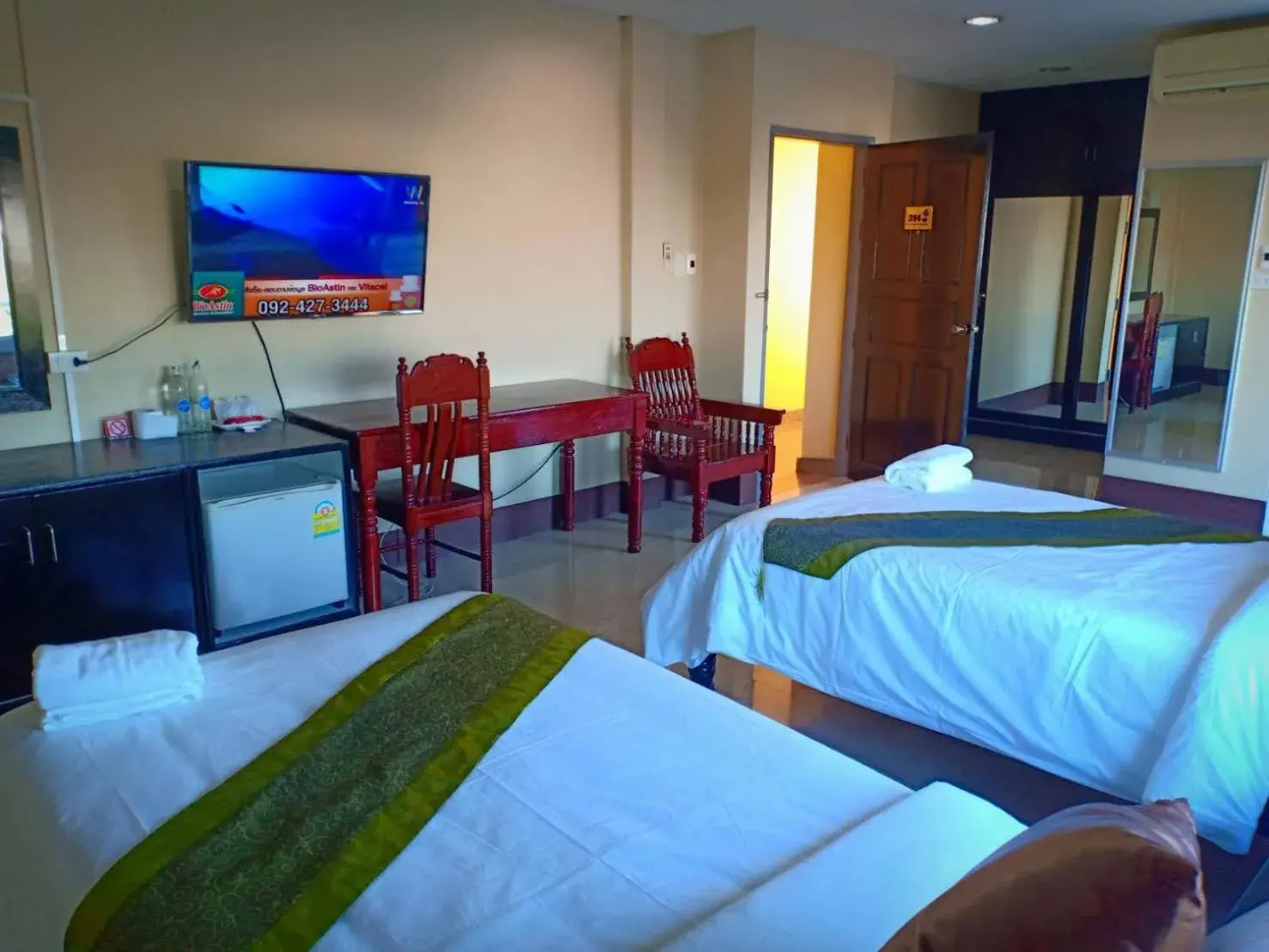 Bedroom, TV/Entertainment Center in Submukda Phoomplace Hotel