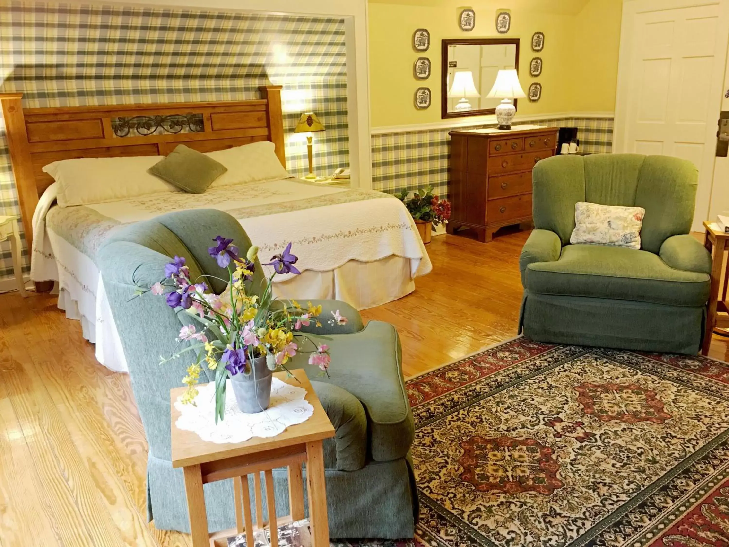 Bedroom in Highland Lake Inn & Resort - Flat Rock